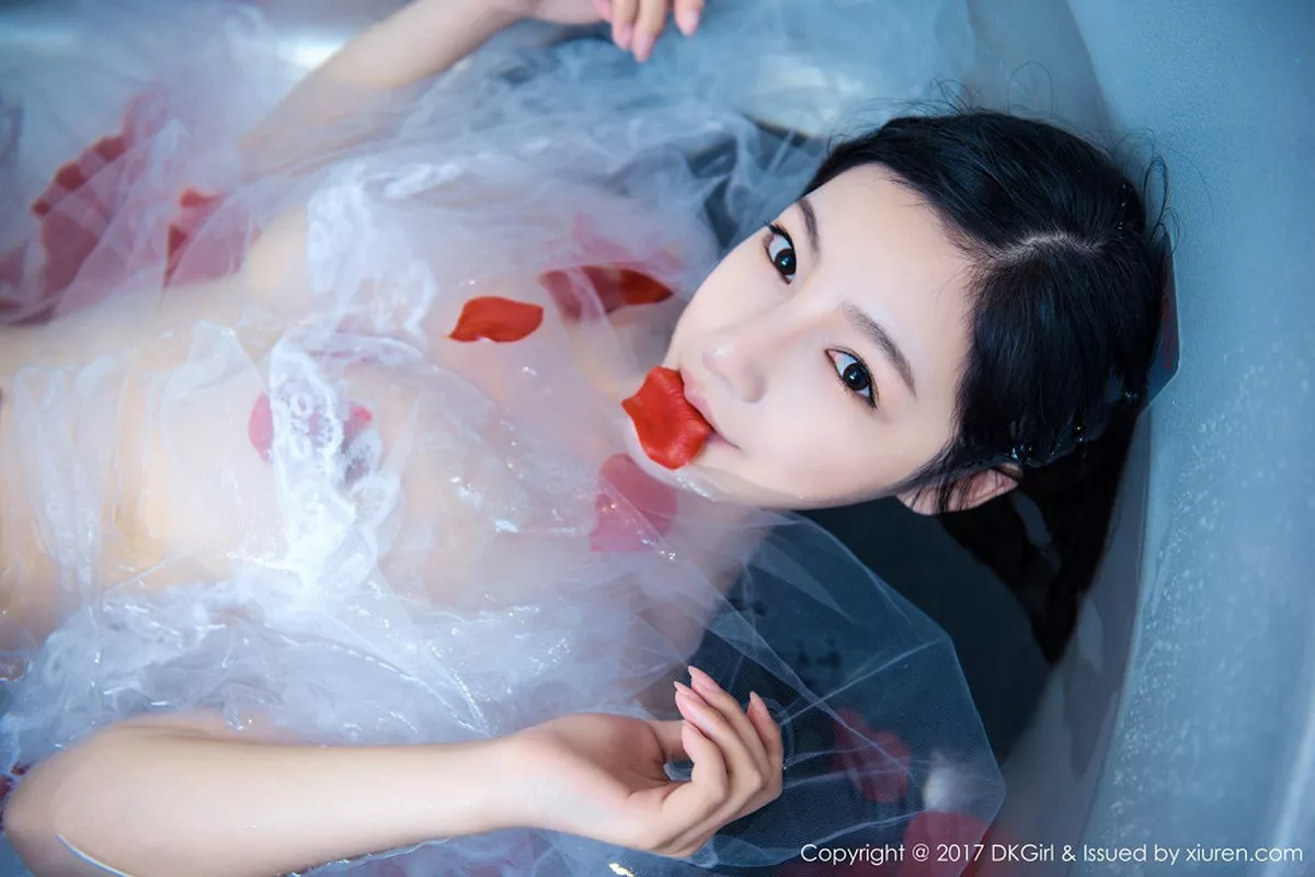 秀人集.com_[DKGirl御女郎]Vol.009_嫩模UU阿文居家大尺度浴缸里湿身透视秀诱人胴体诱惑写真51P