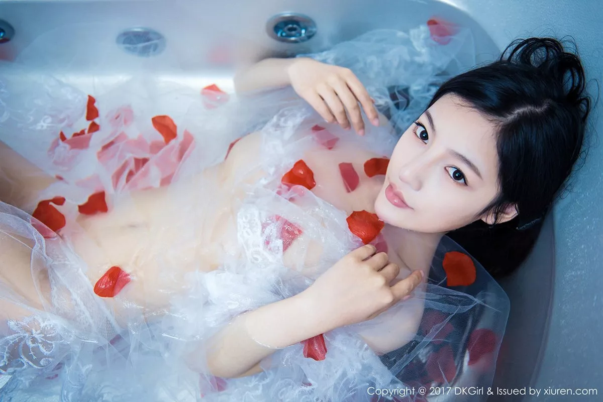 秀人集.com_[DKGirl御女郎]Vol.009_嫩模UU阿文居家大尺度浴缸里湿身透视秀诱人胴体诱惑写真51P