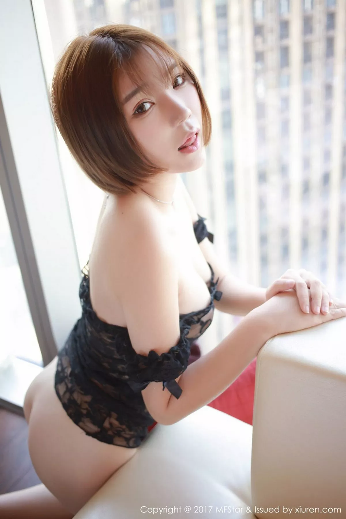 秀人集.com_[MFStar模范学院]Vol.089_丽质嫩模冷不丁居家白衬衣不穿内衣秀美胸撩人写真52P