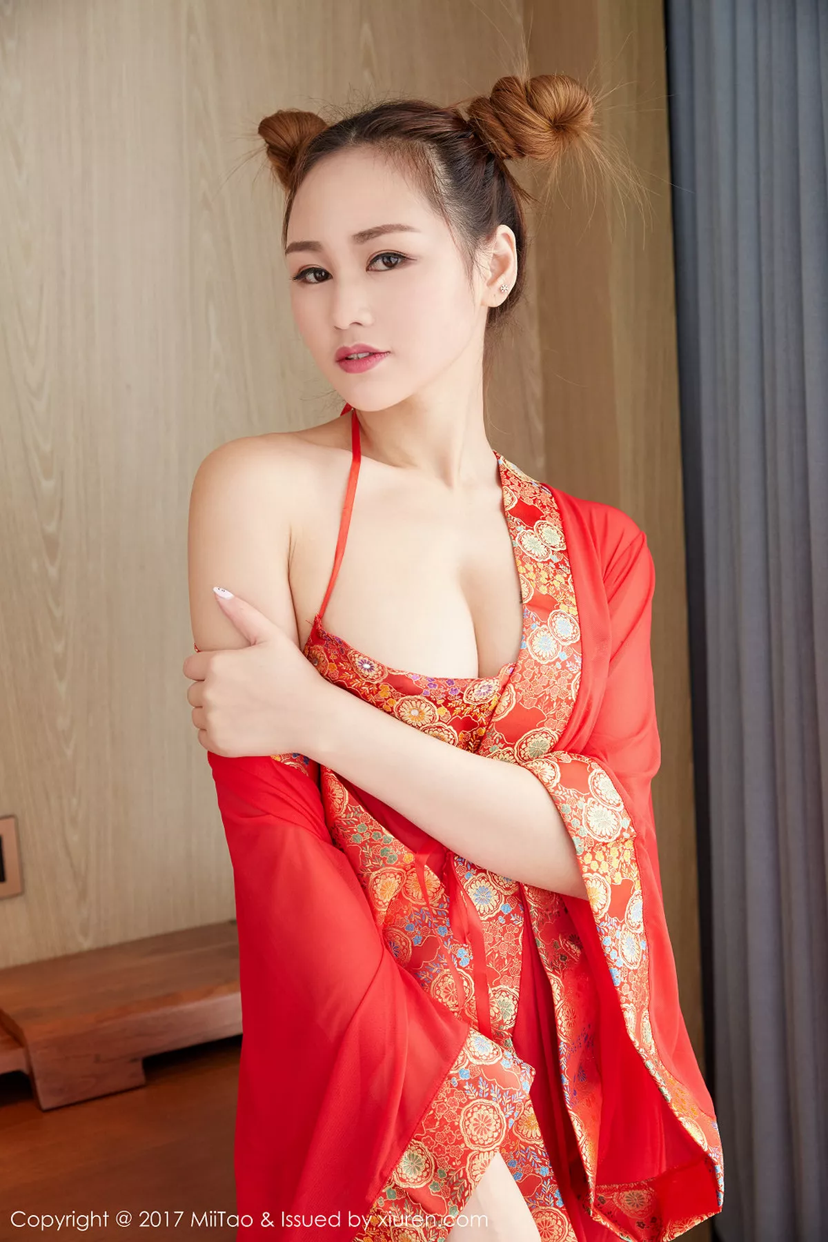秀人集.com_[MiiTao蜜桃社]Vol.049_嫩模李宝宝红色睡衣下红色肚兜+红色丁字裤完美诱惑写真55P