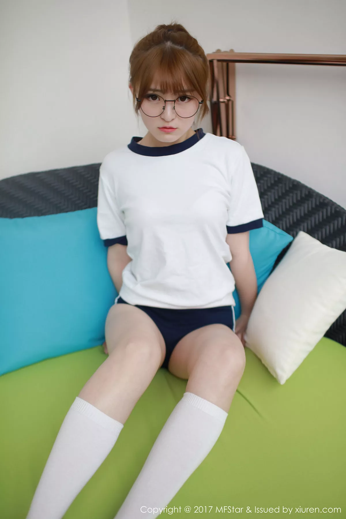 秀人集.com_[MFStar模范学院]Vol.090_嫩模伊小七MoMo清纯运动服+眼镜OL系列完美身材写真51P