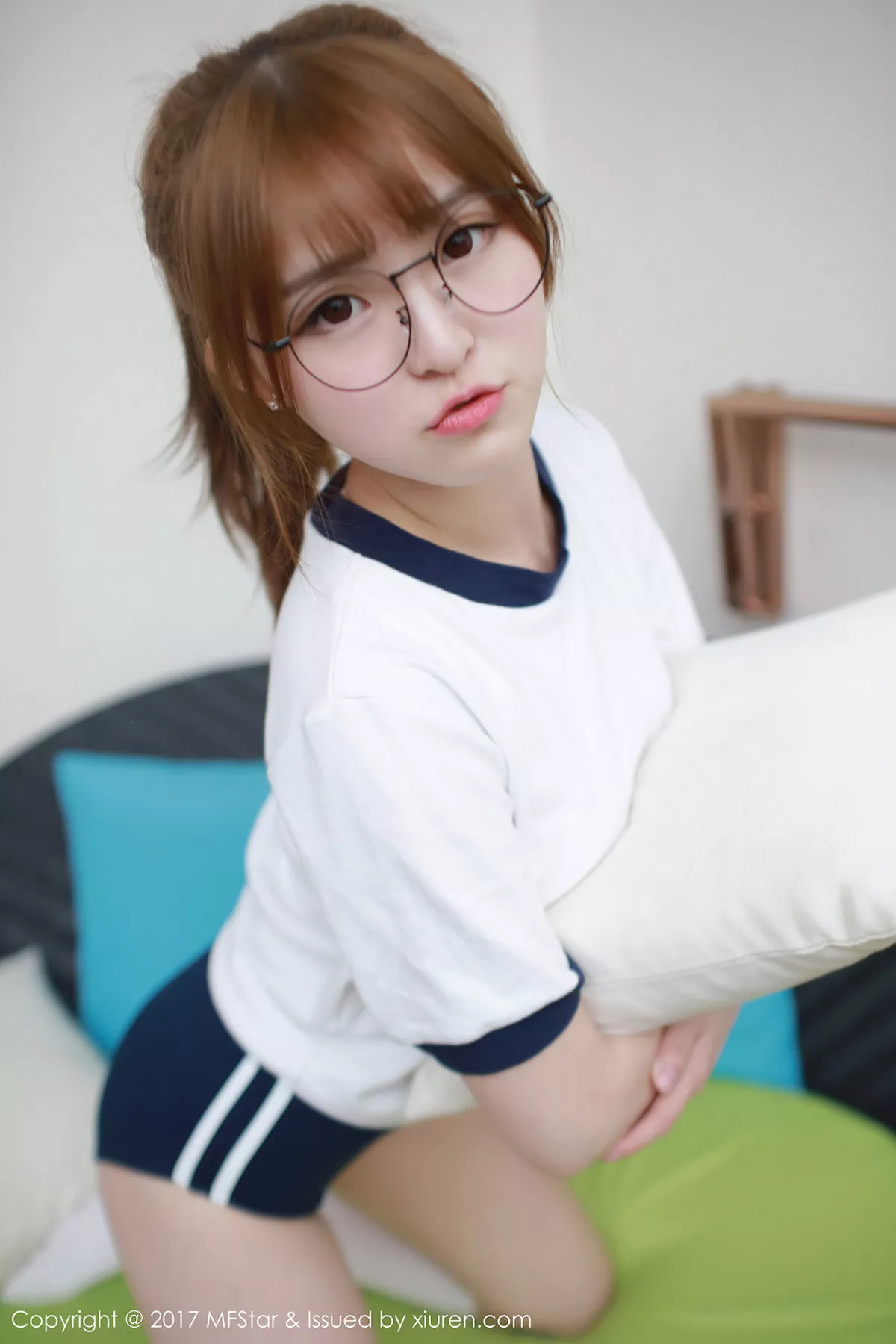 秀人集.com_[MFStar模范学院]Vol.090_嫩模伊小七MoMo清纯运动服+眼镜OL系列完美身材写真51P