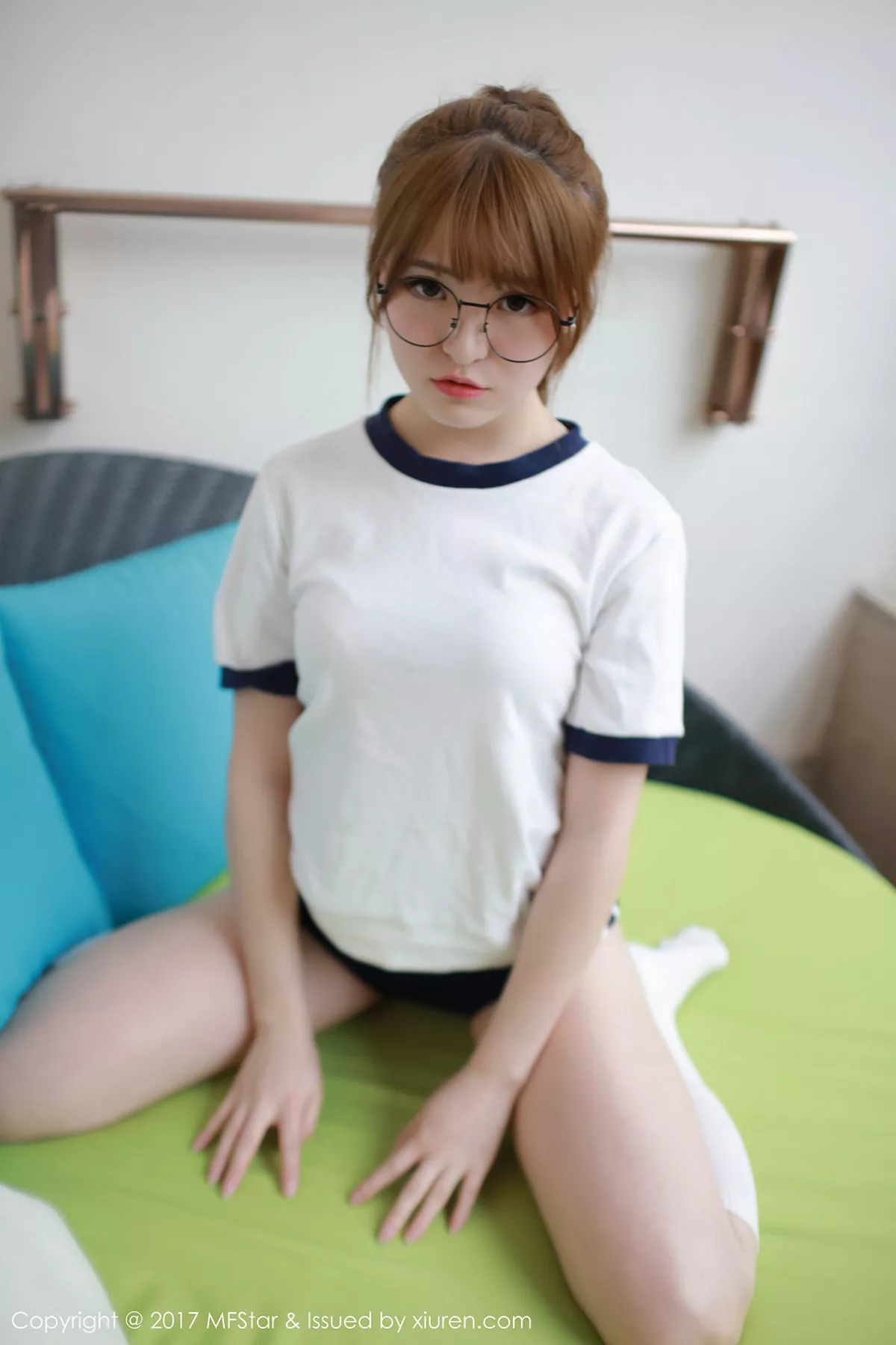 秀人集.com_[MFStar模范学院]Vol.090_嫩模伊小七MoMo清纯运动服+眼镜OL系列完美身材写真51P