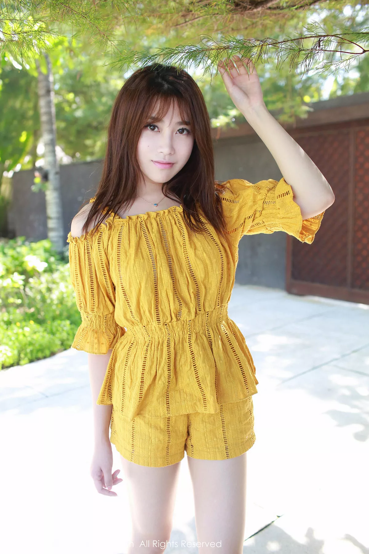 秀人集.com_[XiuRen秀人网]No.542_嫩模许诺Sabrina巴厘岛旅拍黄色短裤秀白嫩美腿性感写真47P