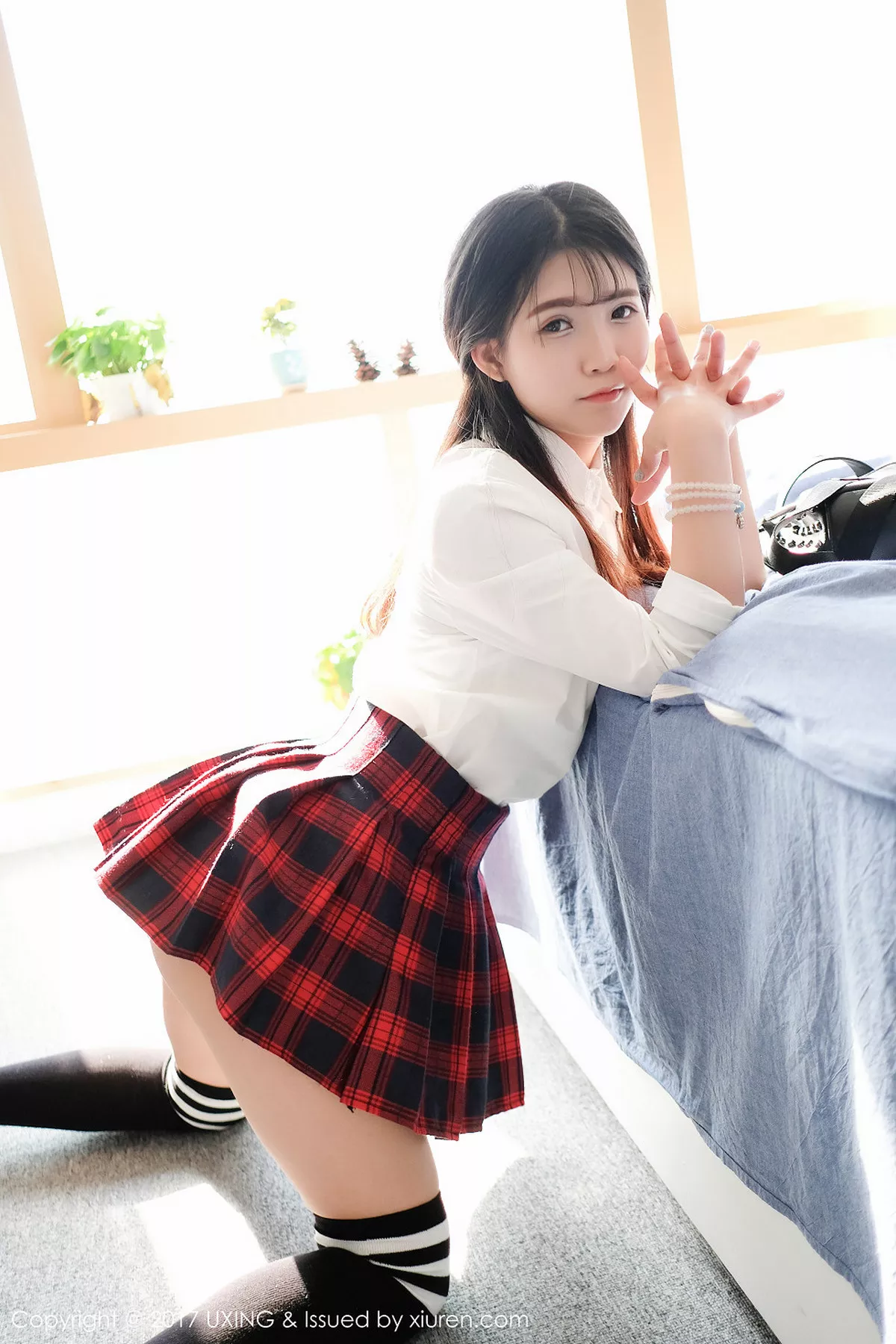 秀人集.com_[UXING优星馆]Vol.046_童颜巨乳妹子可爱的小叶子格子短裙学生装性感内衣写真50P