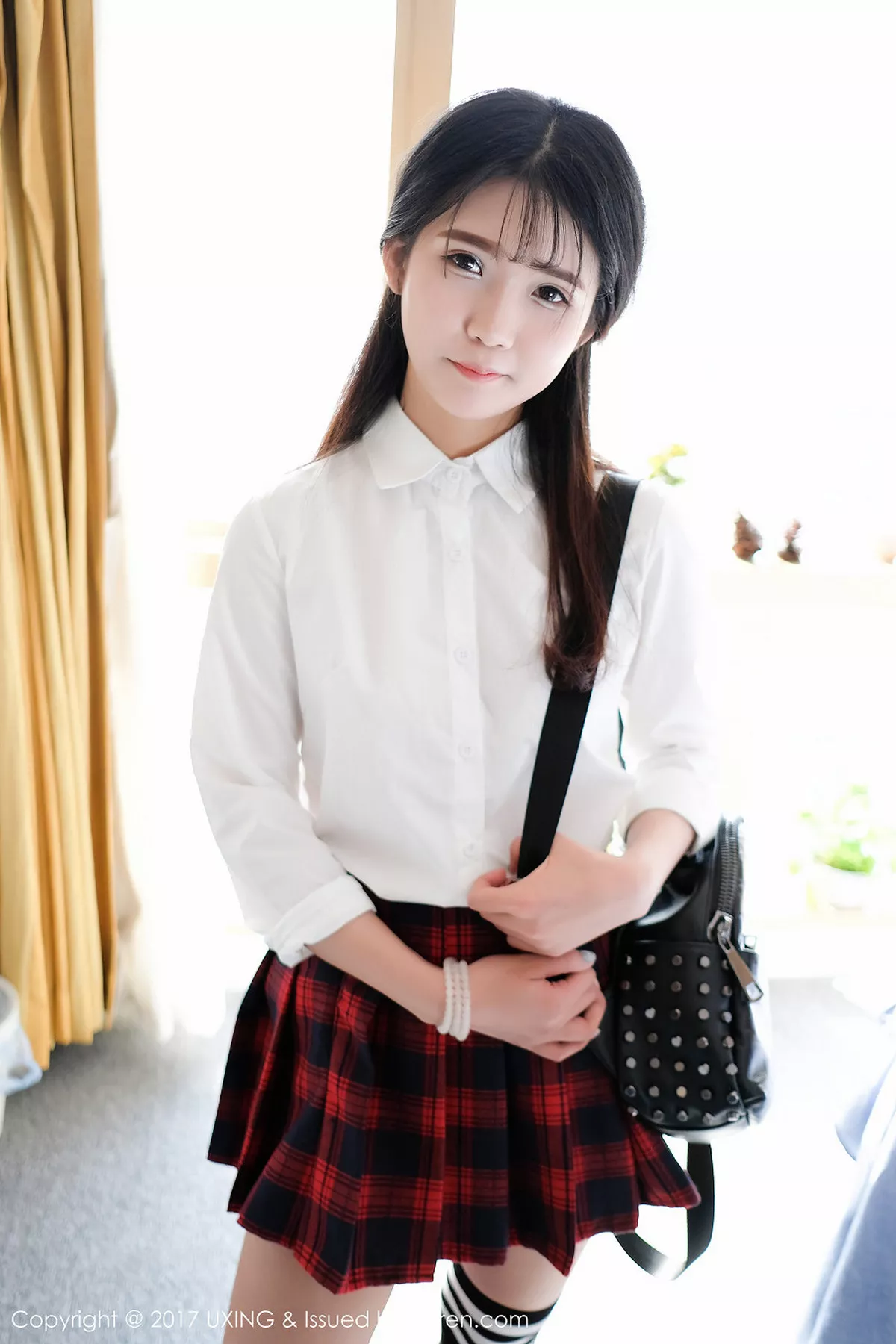 秀人集.com_[UXING优星馆]Vol.046_童颜巨乳妹子可爱的小叶子格子短裙学生装性感内衣写真50P