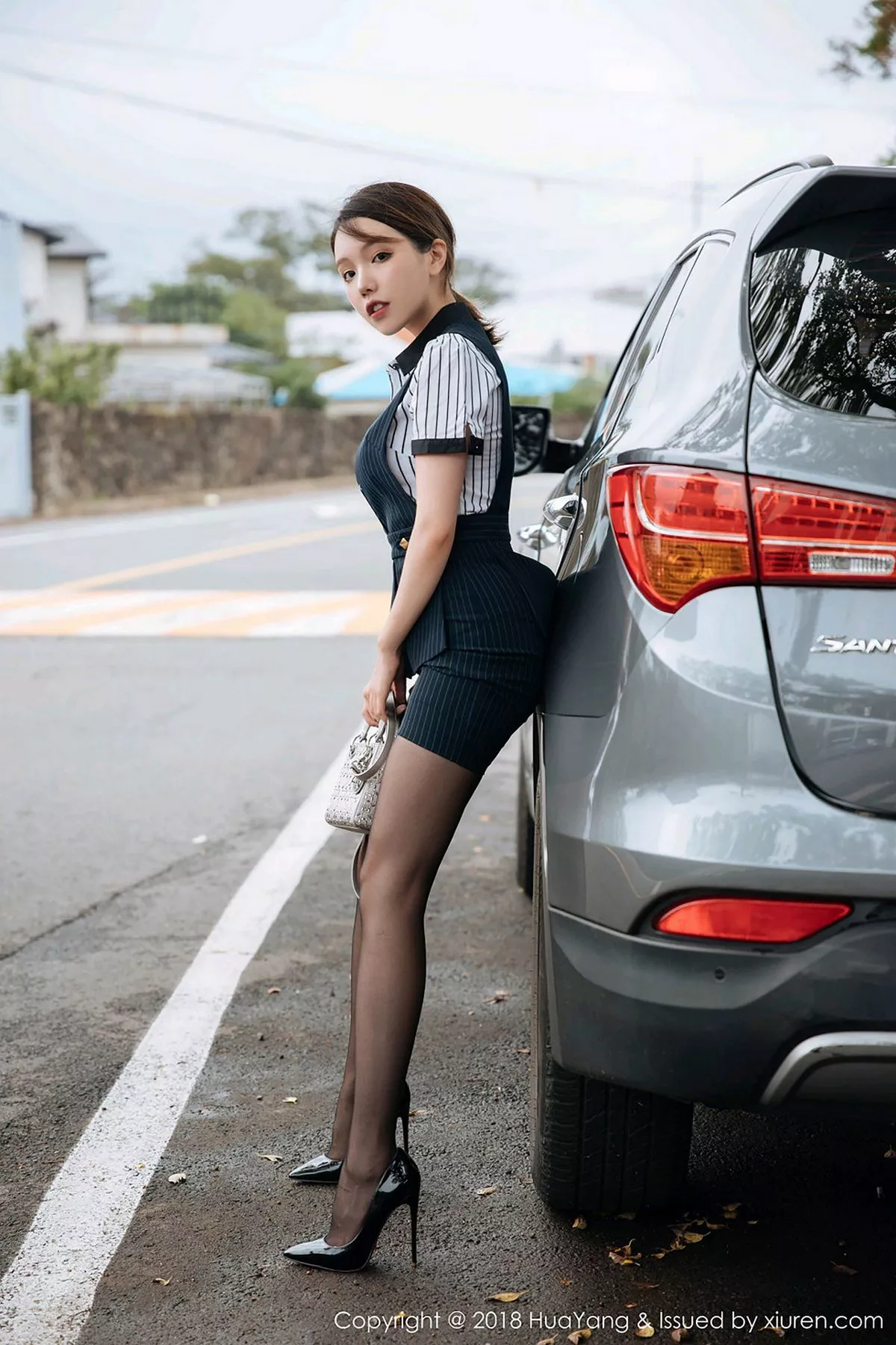 秀人集.com_[HuaYang花漾]Vol.087_女神黄乐然济州岛旅拍黑短裙半脱秀无内黑丝裤袜撩人诱惑写真101P