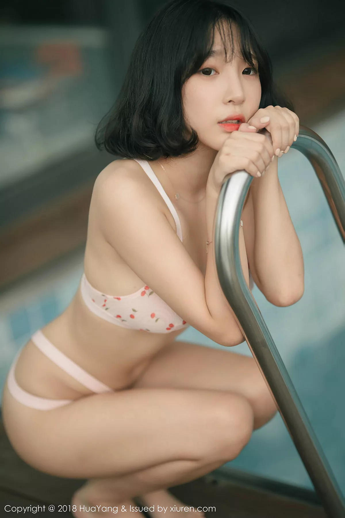 秀人集.com_[HuaYang花漾]Vol.085_韩国妹子卿卿户外性感比基尼秀完美身材撩人姿势诱惑写真45P