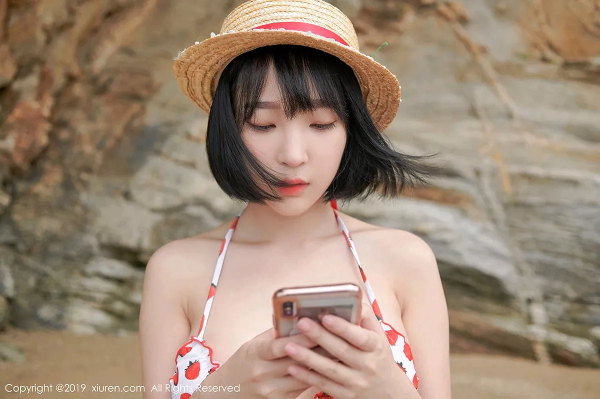 秀人集.com_[XiuRen秀人网]No.1611_美女模特_卿卿韩国旅拍海边沙滩性感比基尼秀完美身材写真53P