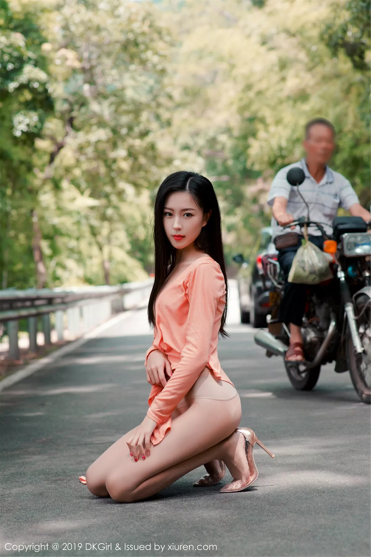 秀人集.com_[DKGirl御女郎]Vol.114_嫩模小子怡Alice户外露天车拍系列无内肉丝裤袜惹火诱惑写真48P