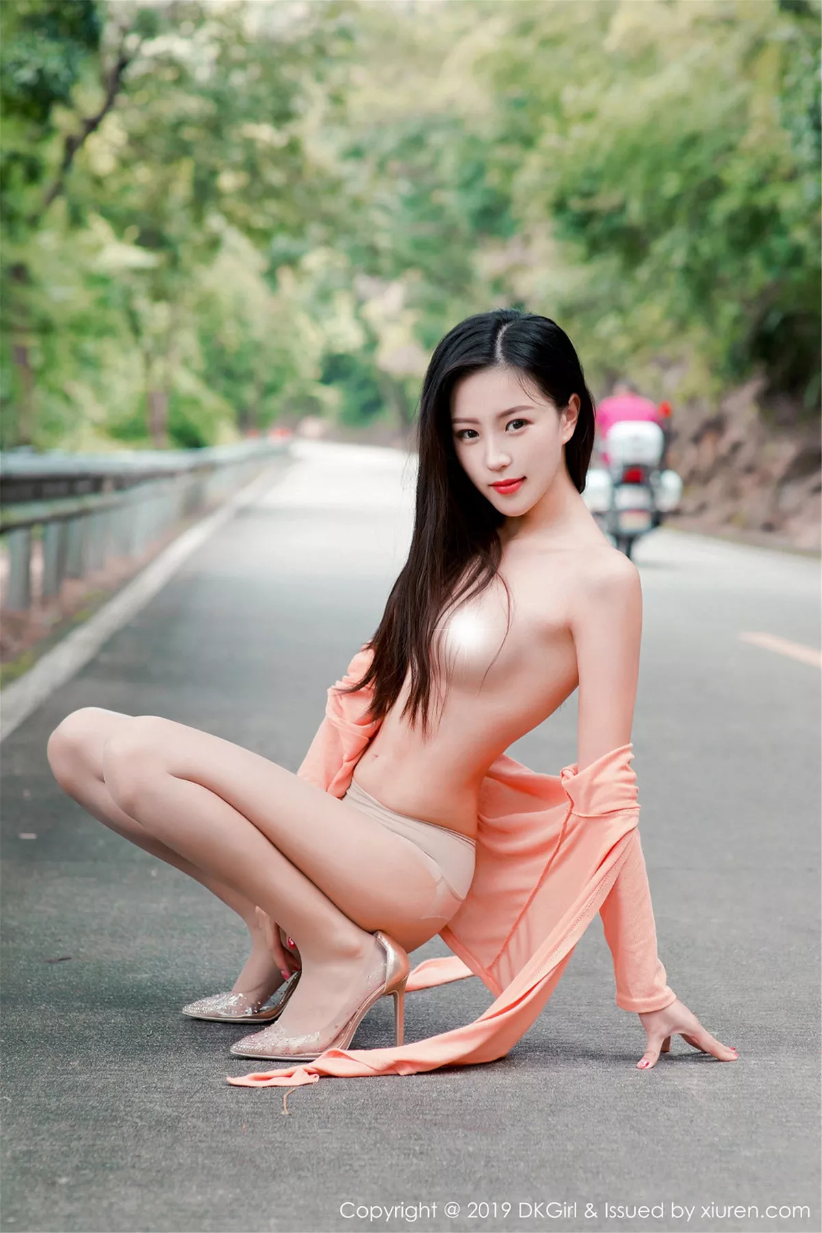 秀人集.com_[DKGirl御女郎]Vol.114_嫩模小子怡Alice户外露天车拍系列无内肉丝裤袜惹火诱惑写真48P