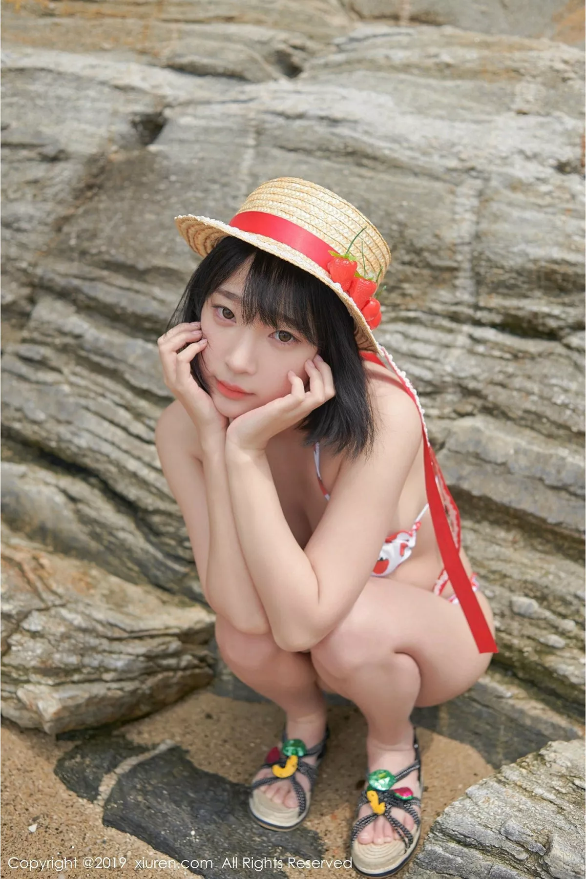 秀人集.com_[XiuRen秀人网]No.1611_美女模特_卿卿韩国旅拍海边沙滩性感比基尼秀完美身材写真53P