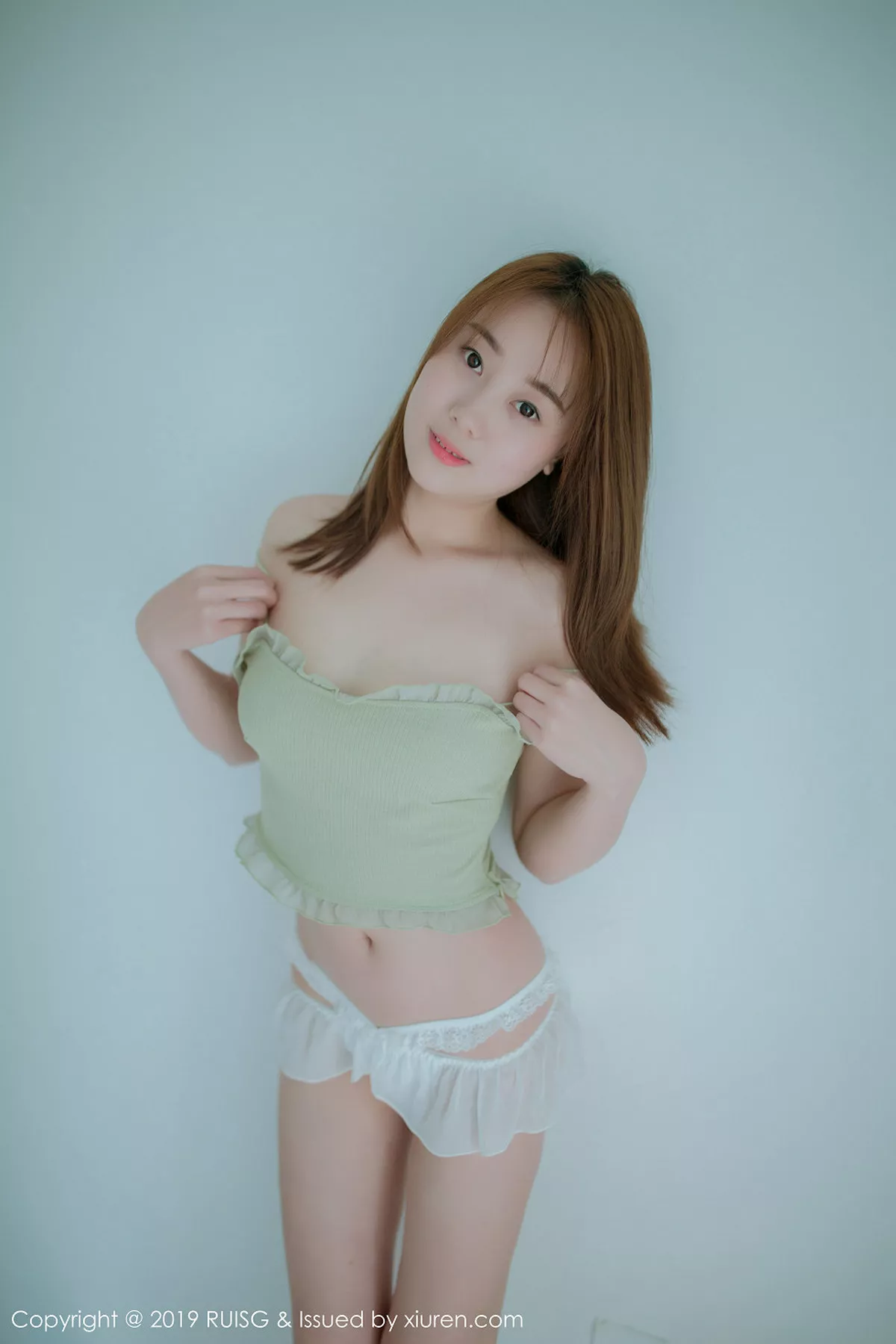 秀人集.com_[RUISG瑞丝馆]Vol.080_嫩模风衣月Lucy私房床上性感内衣配白色腿袜清爽迷人写真46P