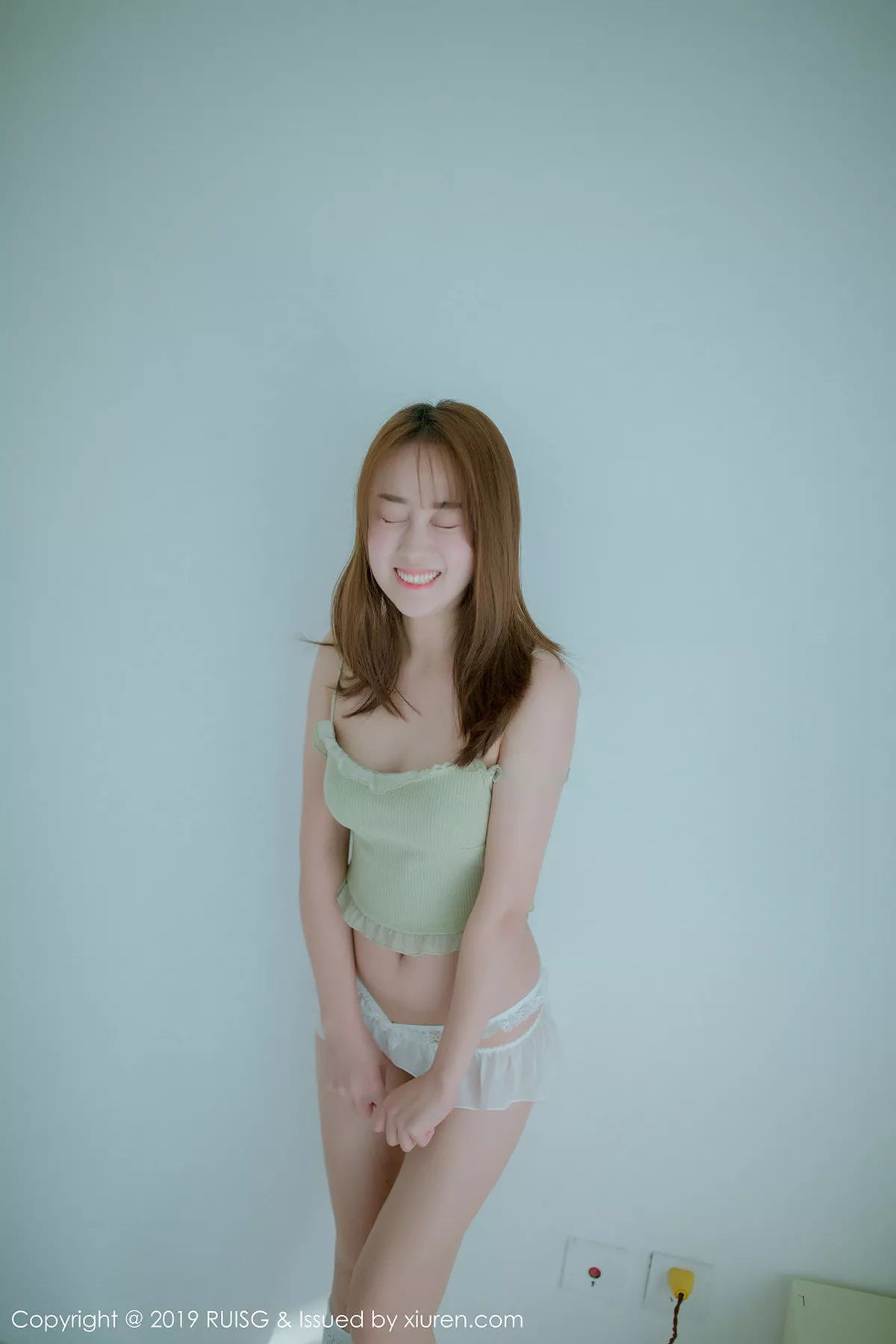 秀人集.com_[RUISG瑞丝馆]Vol.080_嫩模风衣月Lucy私房床上性感内衣配白色腿袜清爽迷人写真46P