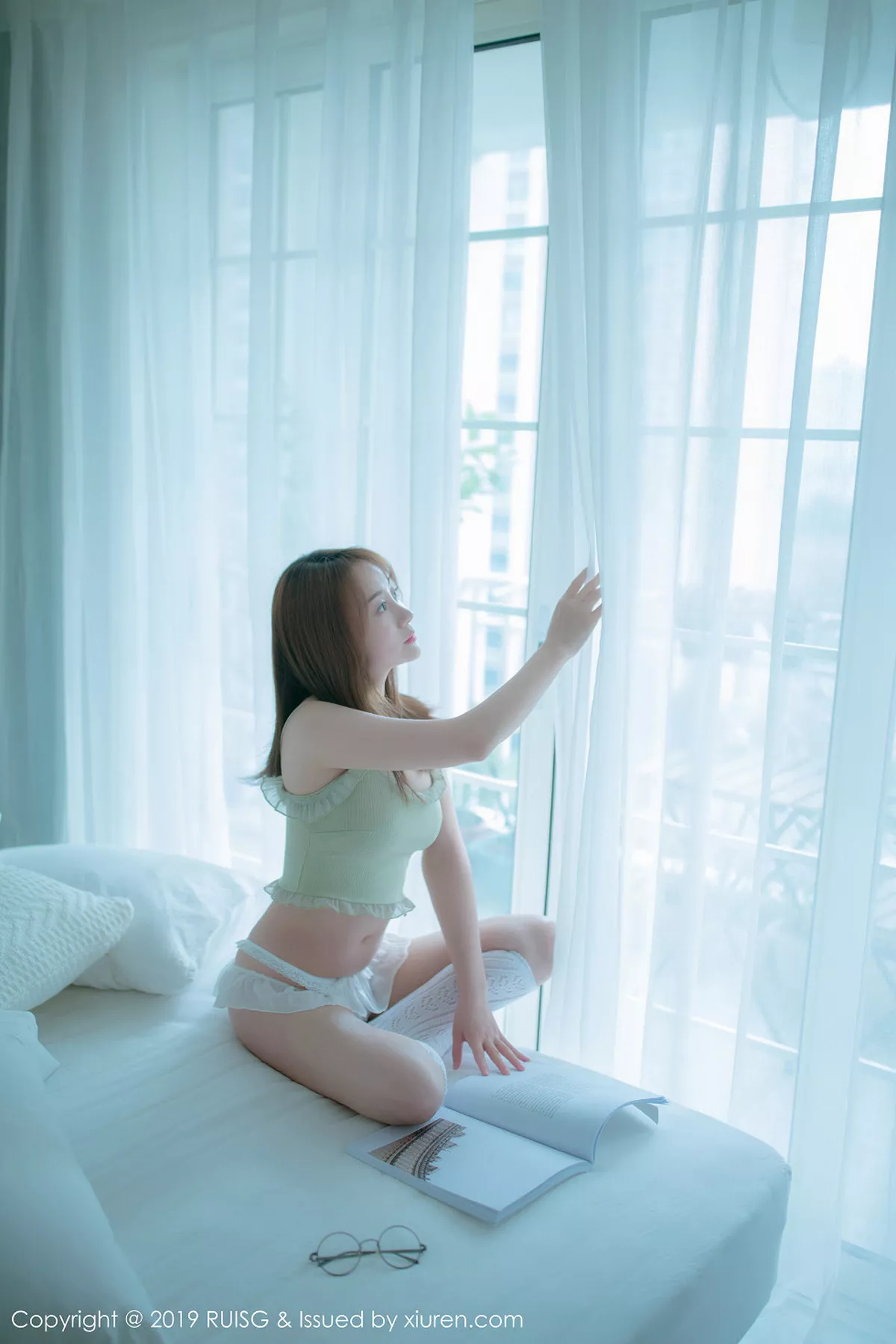 秀人集.com_[RUISG瑞丝馆]Vol.080_嫩模风衣月Lucy私房床上性感内衣配白色腿袜清爽迷人写真46P