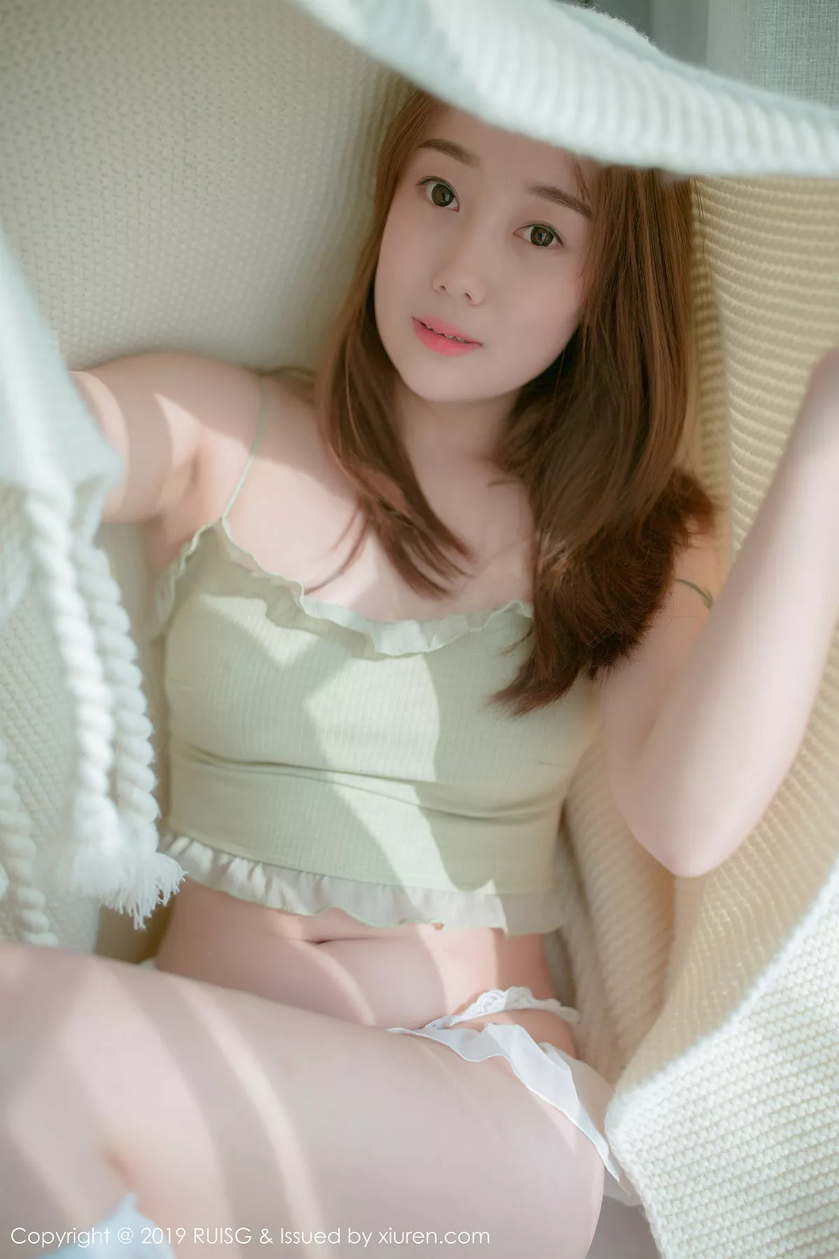 秀人集.com_[RUISG瑞丝馆]Vol.080_嫩模风衣月Lucy私房床上性感内衣配白色腿袜清爽迷人写真46P