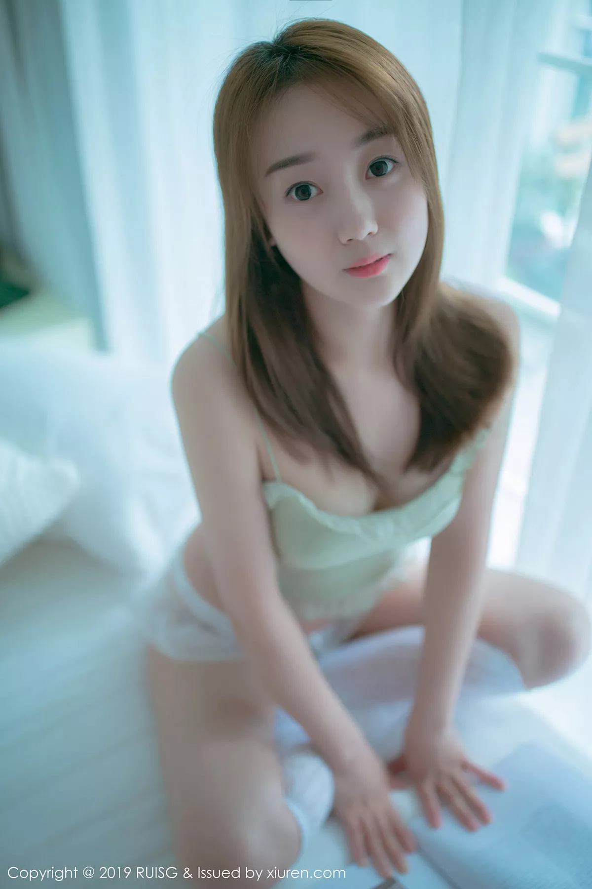 秀人集.com_[RUISG瑞丝馆]Vol.080_嫩模风衣月Lucy私房床上性感内衣配白色腿袜清爽迷人写真46P