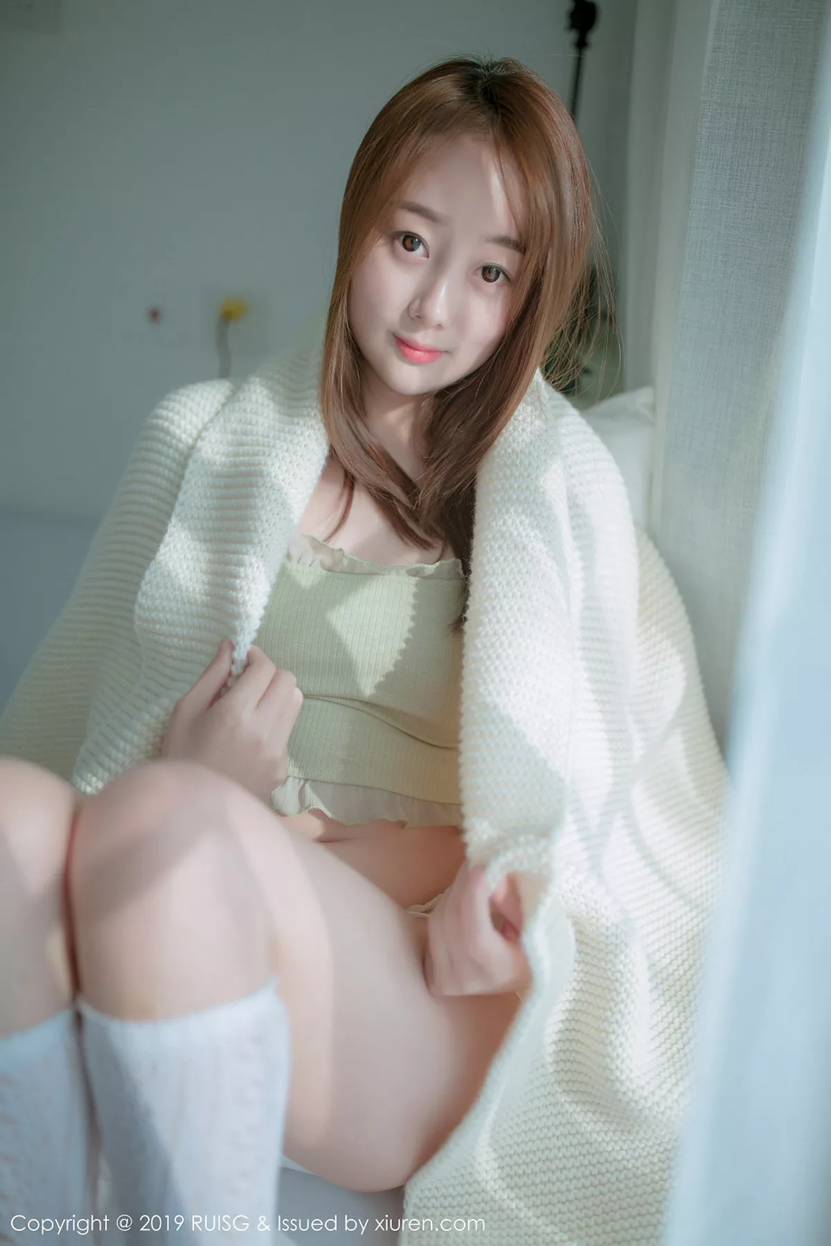 秀人集.com_[RUISG瑞丝馆]Vol.080_嫩模风衣月Lucy私房床上性感内衣配白色腿袜清爽迷人写真46P