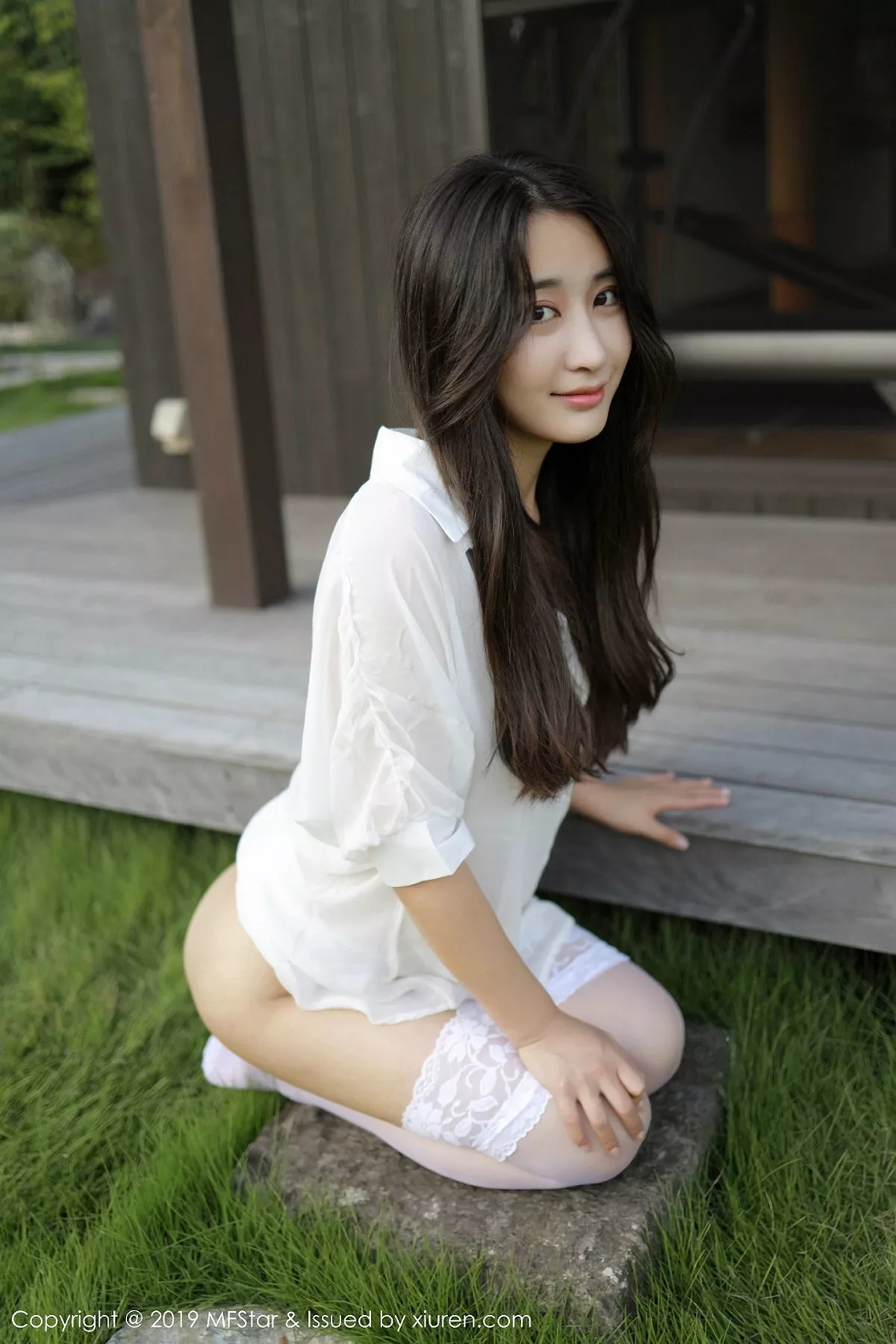 秀人集.com_[MFStar模范学院]Vol.219_嫩模Betty林子欣日本旅拍户外白衬衣配蕾丝吊袜诱惑写真53P