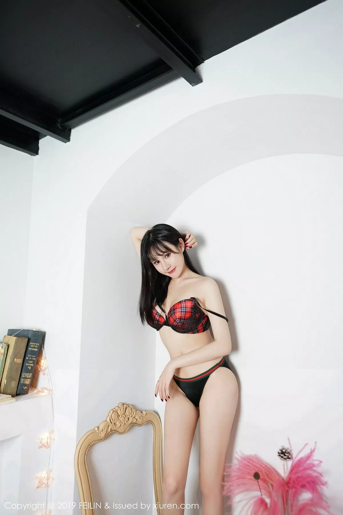 秀人集.com_[FeiLin嗲囡囡]Vol.210_嫩模Celina青妍私房白色内衣配黑短裙半脱露翘臀诱惑写真41P