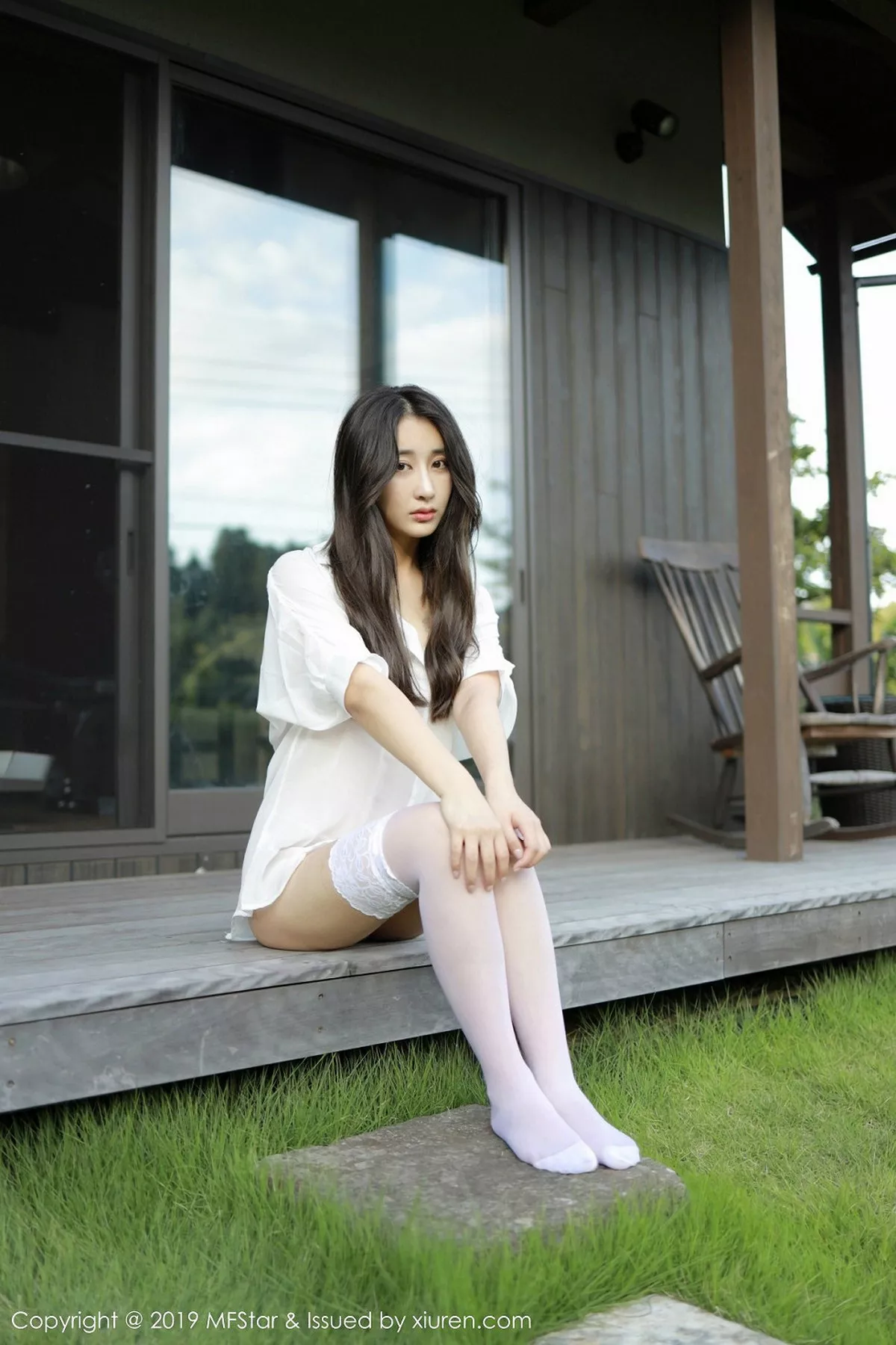 秀人集.com_[MFStar模范学院]Vol.219_嫩模Betty林子欣日本旅拍户外白衬衣配蕾丝吊袜诱惑写真53P