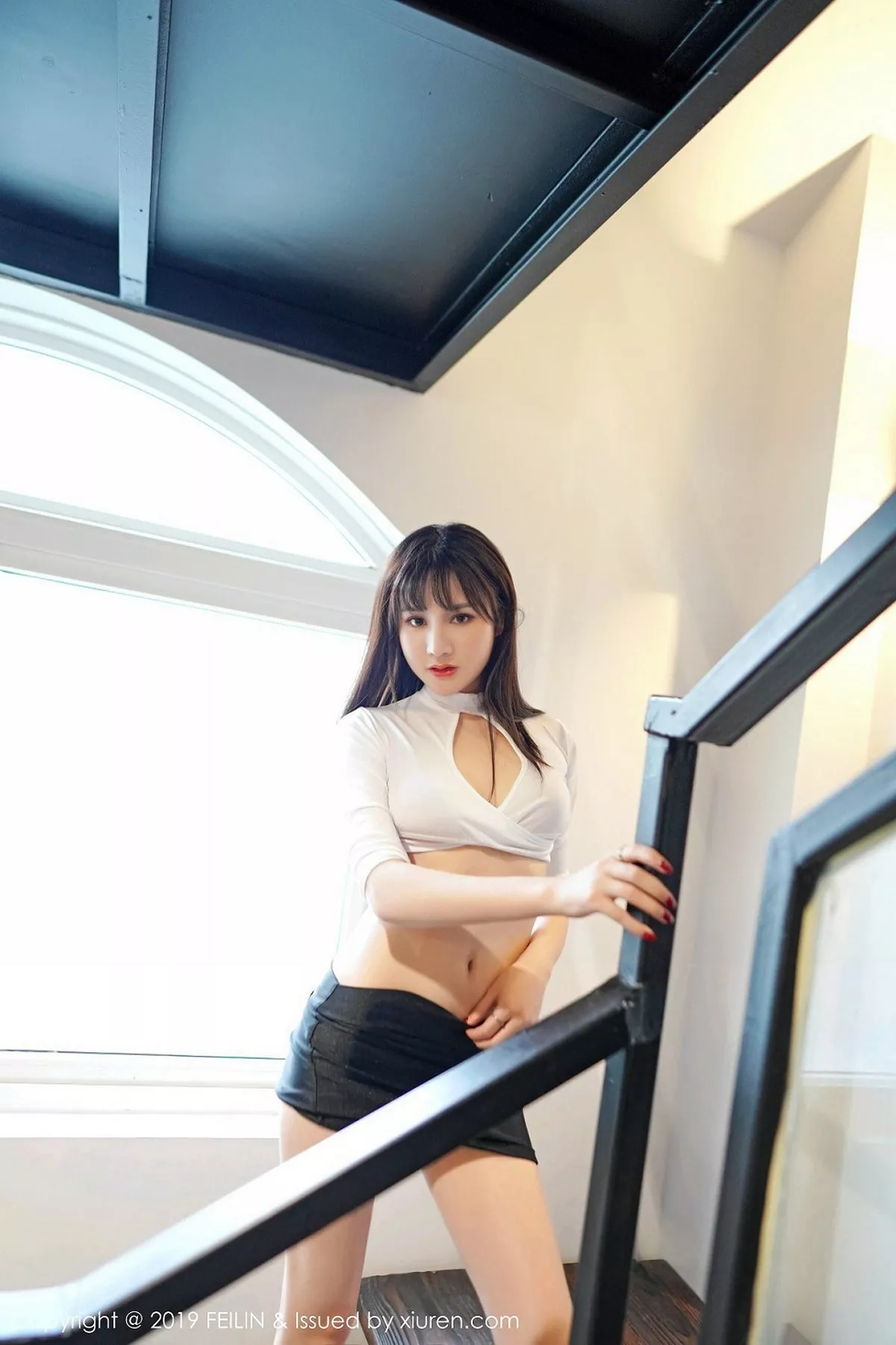 秀人集.com_[FeiLin嗲囡囡]Vol.210_嫩模Celina青妍私房白色内衣配黑短裙半脱露翘臀诱惑写真41P
