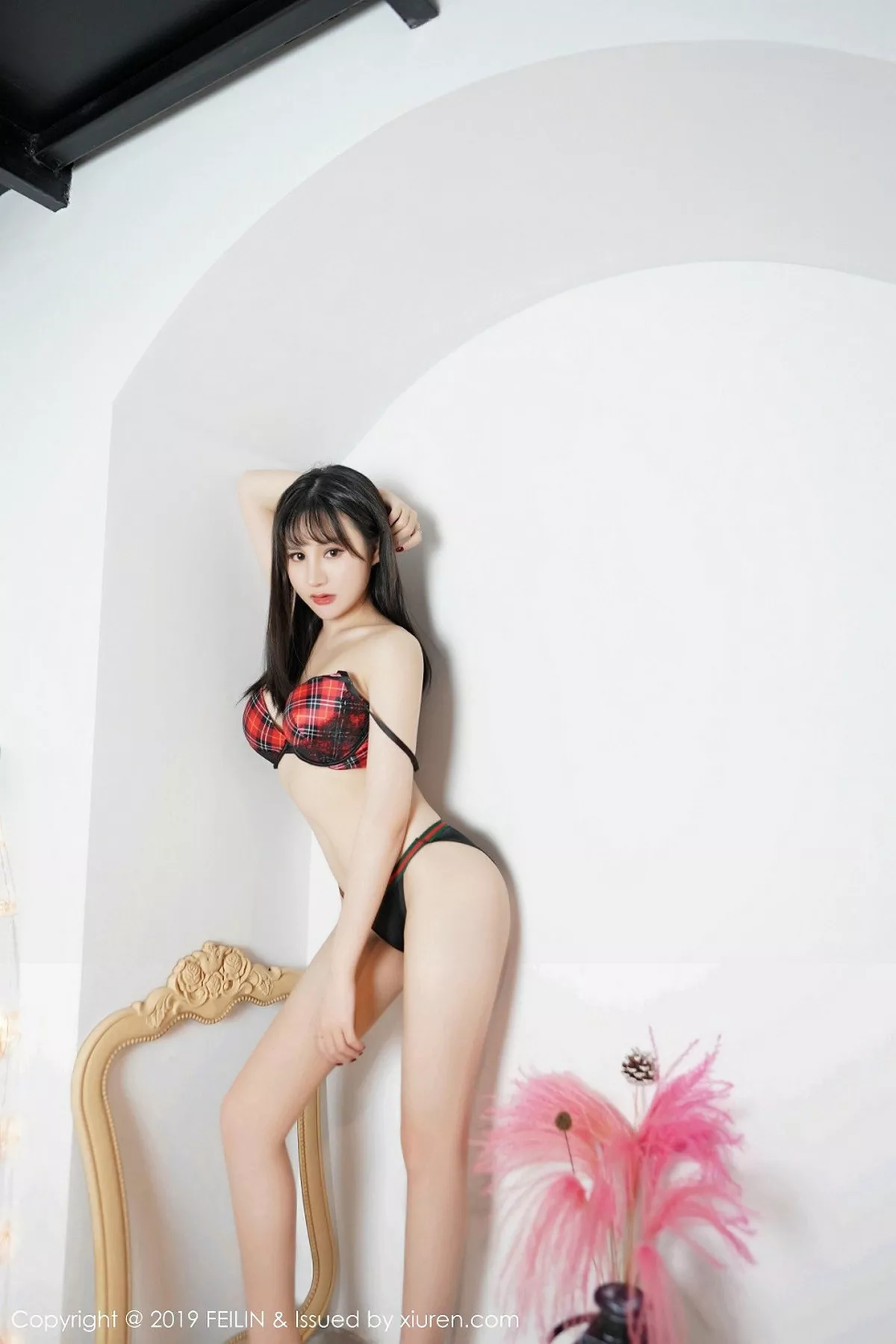 秀人集.com_[FeiLin嗲囡囡]Vol.210_嫩模Celina青妍私房白色内衣配黑短裙半脱露翘臀诱惑写真41P
