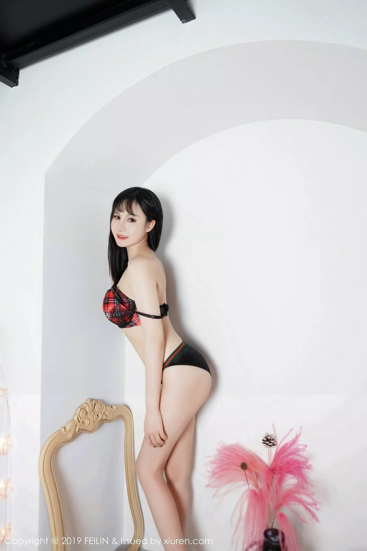 秀人集.com_[FeiLin嗲囡囡]Vol.210_嫩模Celina青妍私房白色内衣配黑短裙半脱露翘臀诱惑写真41P