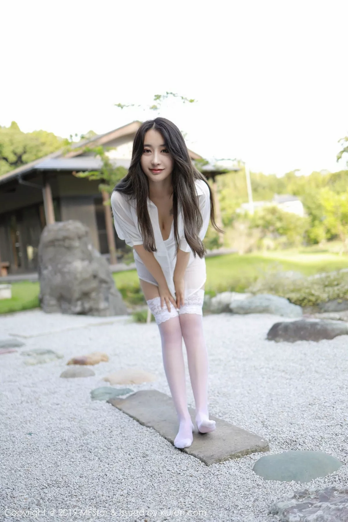 秀人集.com_[MFStar模范学院]Vol.219_嫩模Betty林子欣日本旅拍户外白衬衣配蕾丝吊袜诱惑写真53P