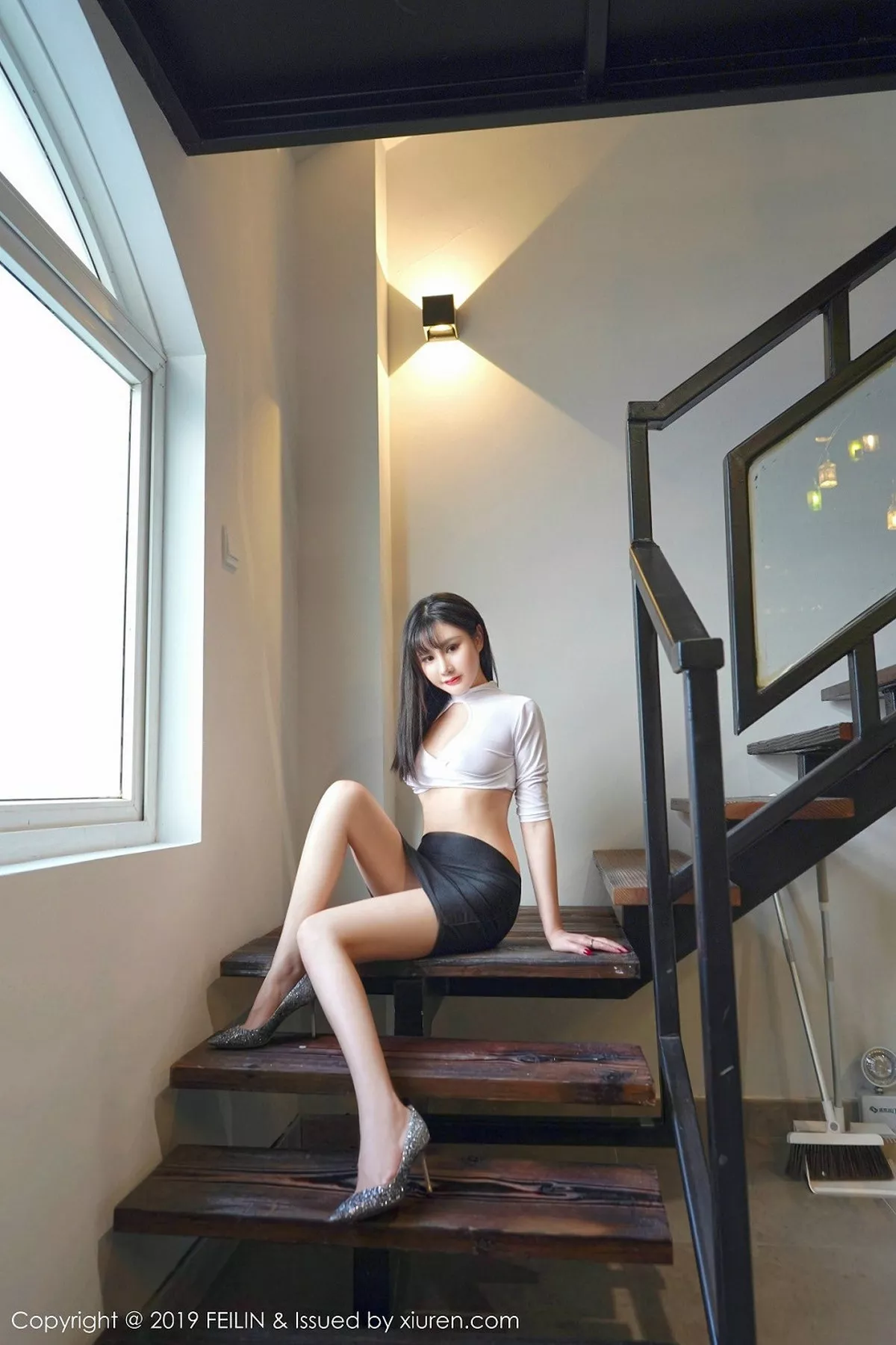 秀人集.com_[FeiLin嗲囡囡]Vol.210_嫩模Celina青妍私房白色内衣配黑短裙半脱露翘臀诱惑写真41P