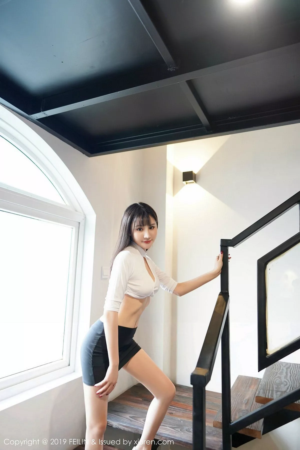 秀人集.com_[FeiLin嗲囡囡]Vol.210_嫩模Celina青妍私房白色内衣配黑短裙半脱露翘臀诱惑写真41P