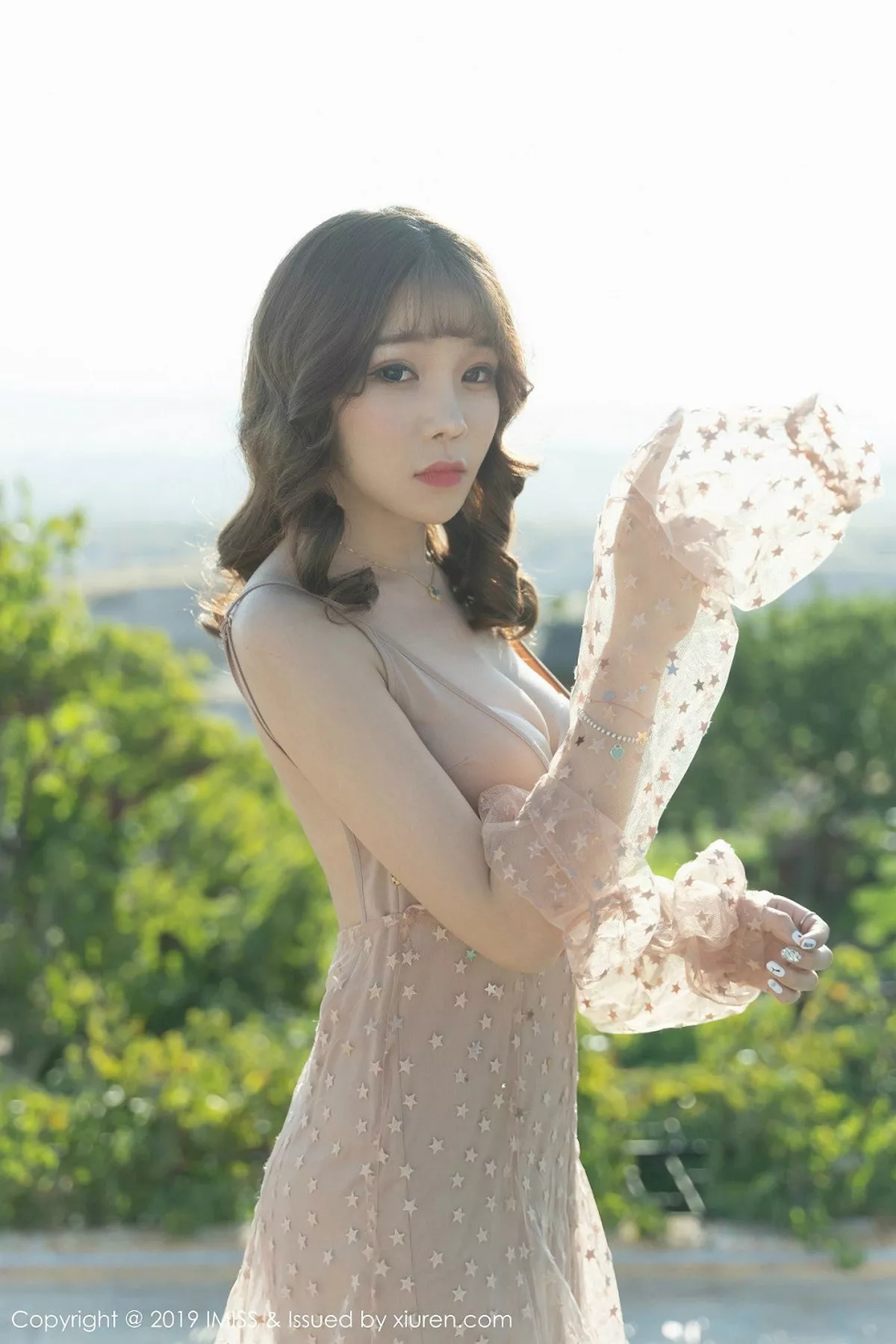 秀人集.com_[IMISS爱蜜社]Vol.383_女神芝芝Booty私房性感内衣半脱露翘臀屁沟撩人诱惑写真39P