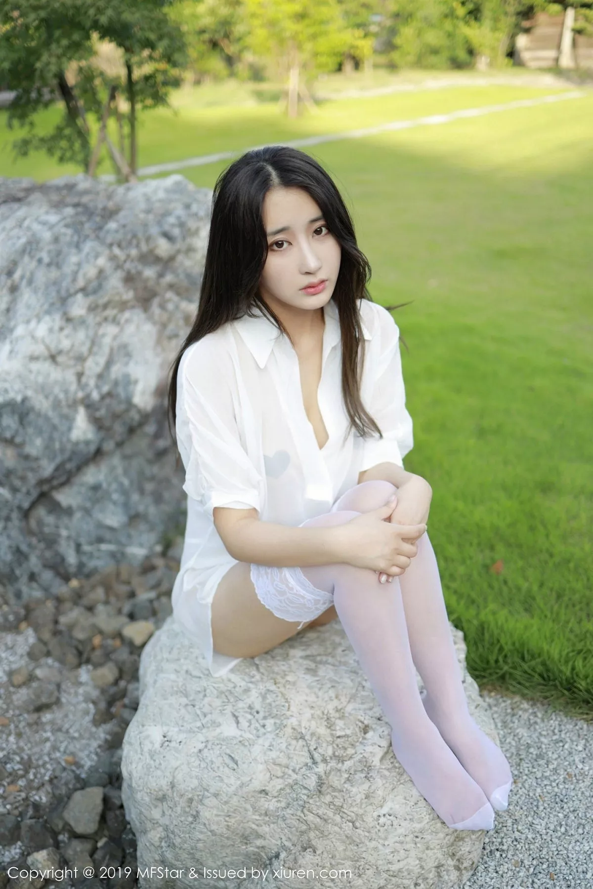 秀人集.com_[MFStar模范学院]Vol.219_嫩模Betty林子欣日本旅拍户外白衬衣配蕾丝吊袜诱惑写真53P