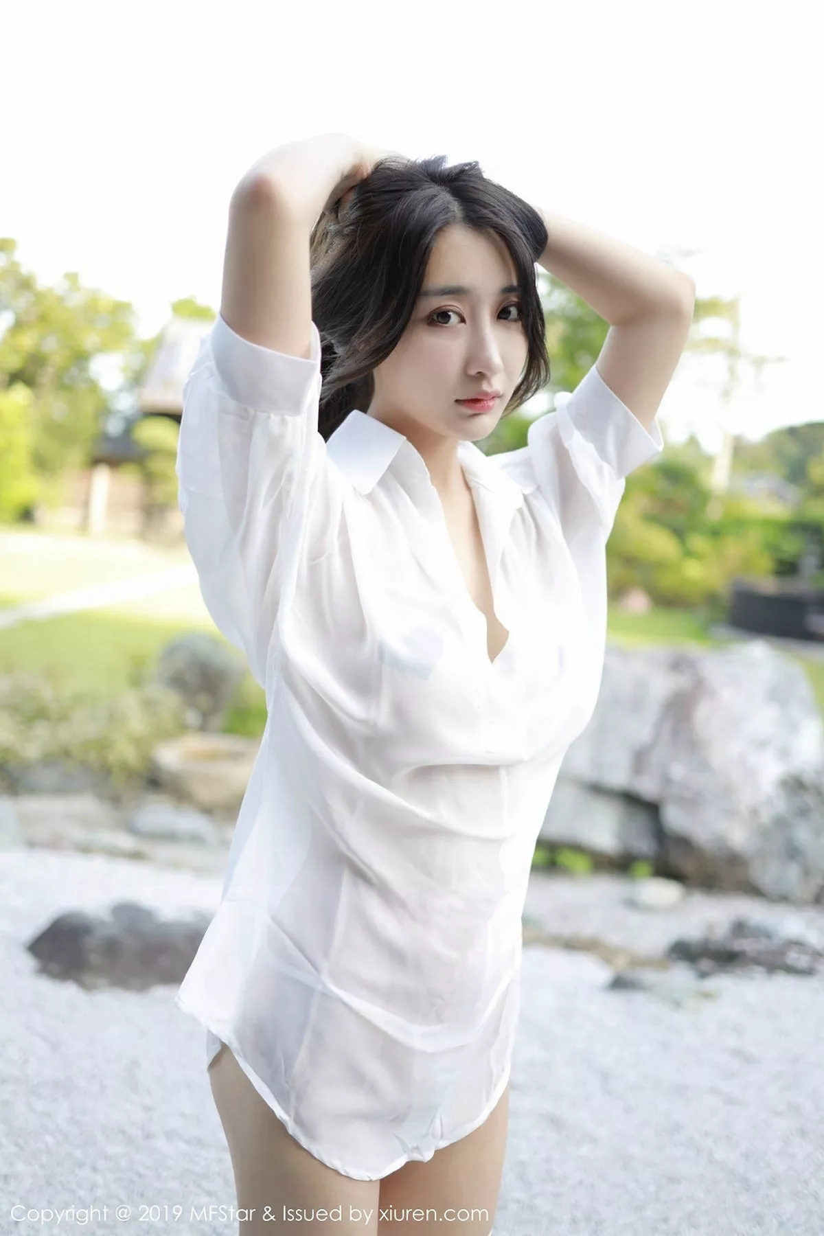 秀人集.com_[MFStar模范学院]Vol.219_嫩模Betty林子欣日本旅拍户外白衬衣配蕾丝吊袜诱惑写真53P