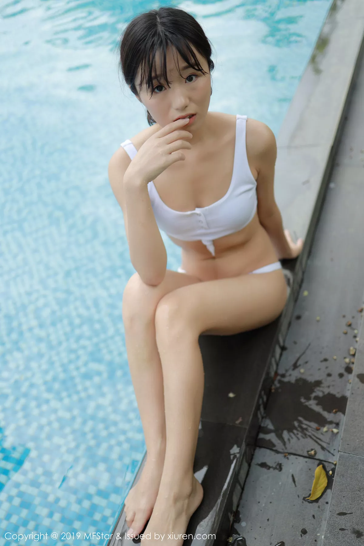 秀人集.com_[MFStar模范学院]Vol.214_嫩模仓井优香室外泳池性感比基尼秀完美身材写真65P