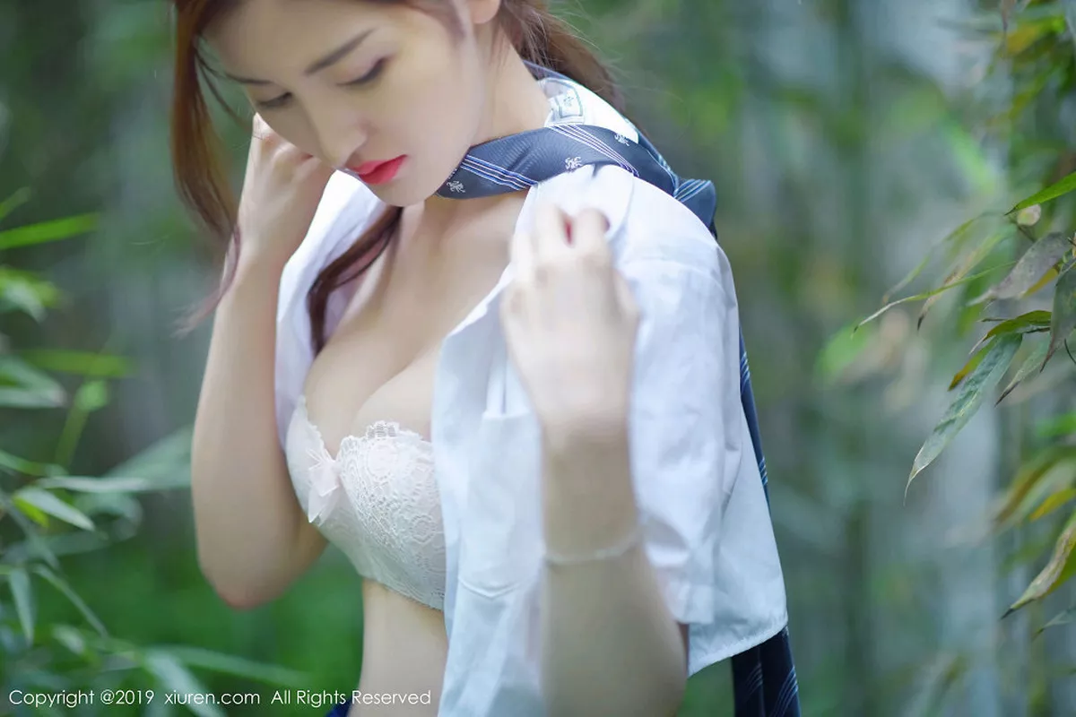 秀人集.com_[XiuRen秀人网]No.1733_嫩模沈梦瑶户外清爽学生装大胆半脱露白色蕾丝内衣诱惑写真60P