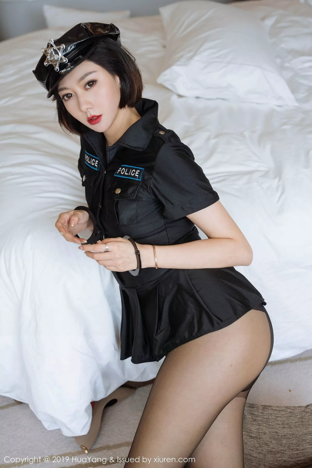 秀人集.com_[HuaYang花漾]Vol.179_嫩模艺轩私房女警制服配无内黑丝裤袜秀美腿玉足诱惑写真52P