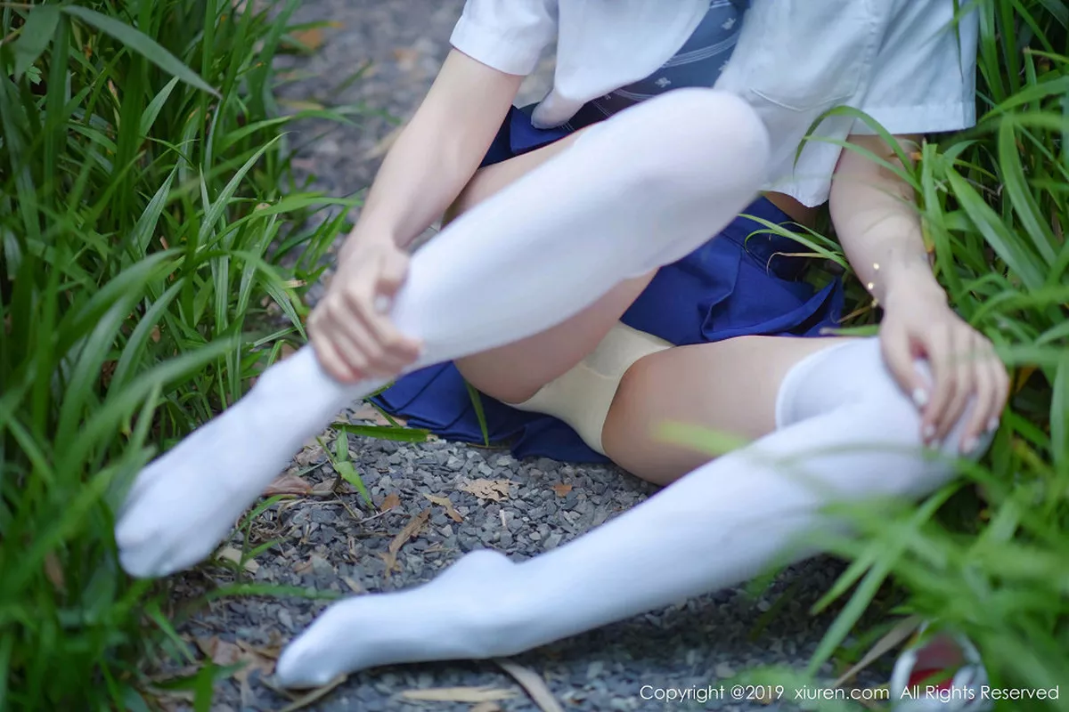 秀人集.com_[XiuRen秀人网]No.1733_嫩模沈梦瑶户外清爽学生装大胆半脱露白色蕾丝内衣诱惑写真60P