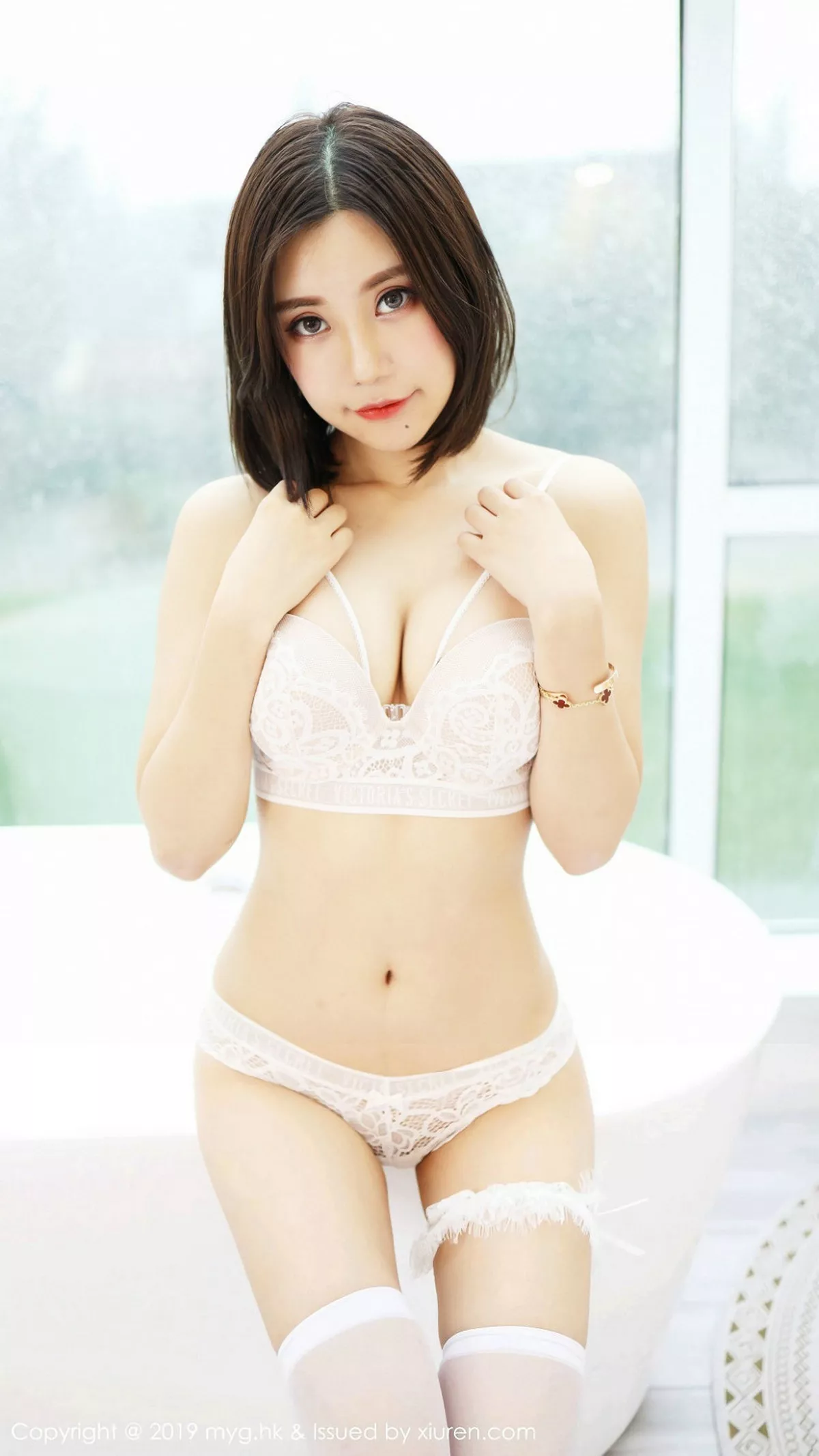 秀人集.com_[MyGirl美媛馆]Vol.401_嫩模绮里嘉ula私房蕾丝镂空内衣配白丝袜秀白嫩肌肤诱惑写真40P