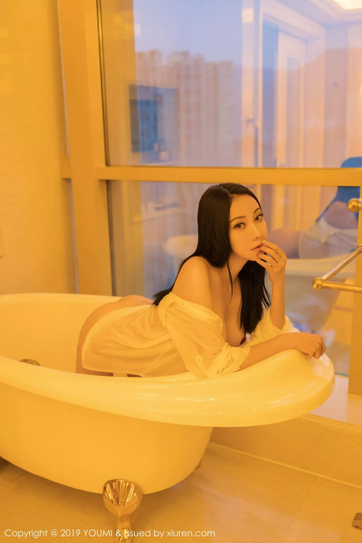 秀人集.com_[YouMi尤蜜荟]Vol.388_性感御姐果儿Victoria私房浴室白衬衫湿身露浑圆翘臀诱惑写真49P