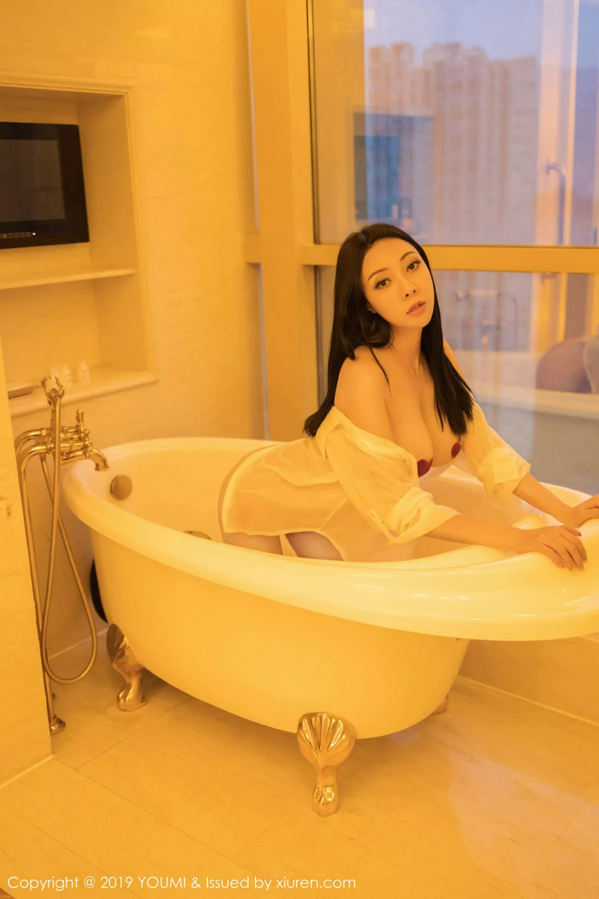 秀人集.com_[YouMi尤蜜荟]Vol.388_性感御姐果儿Victoria私房浴室白衬衫湿身露浑圆翘臀诱惑写真49P