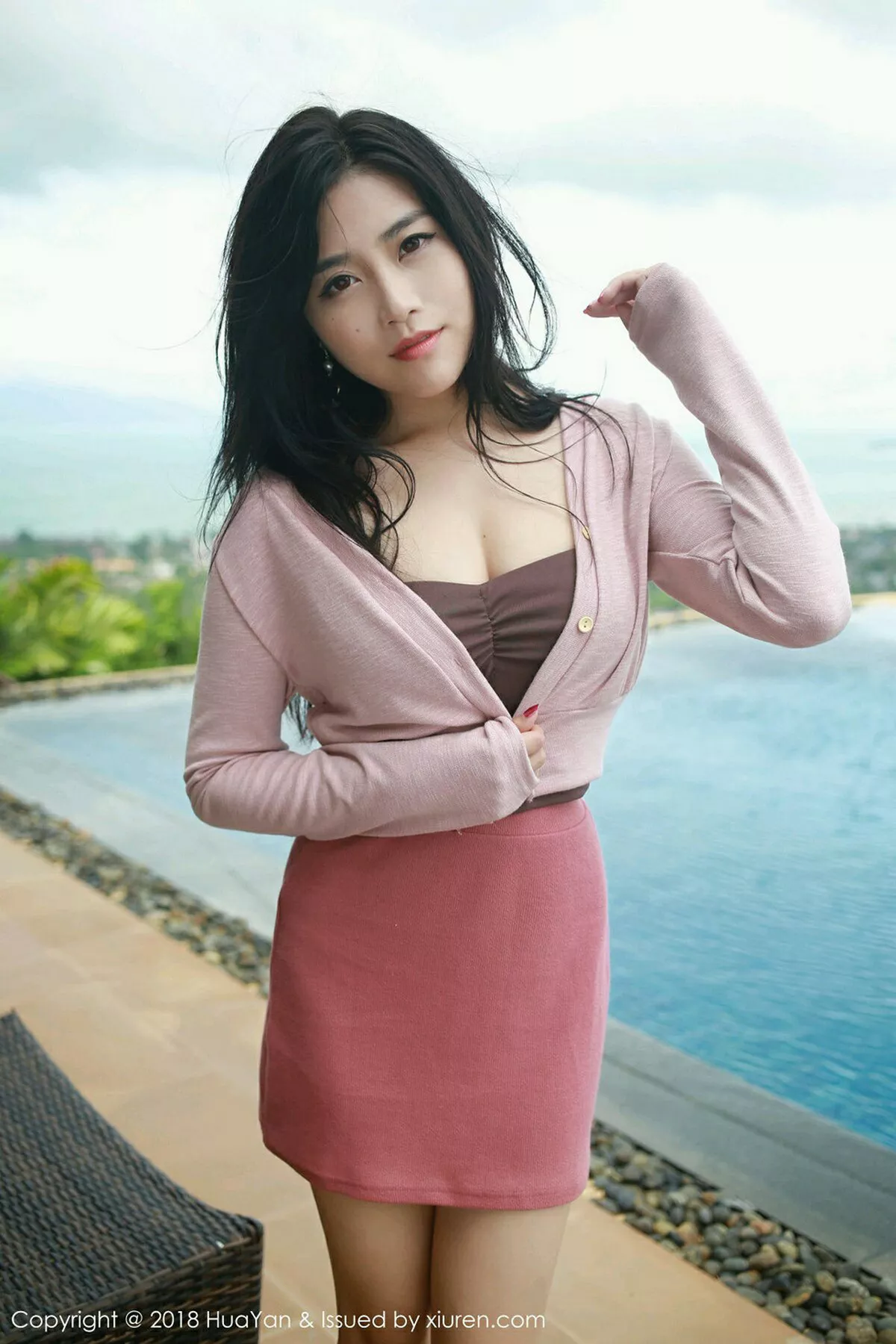 秀人集.com_[HuaYan花の颜]Vol.056_嫩模许诺Sabrina苏梅岛旅拍性感红色风衣秀白嫩美腿写真34P
