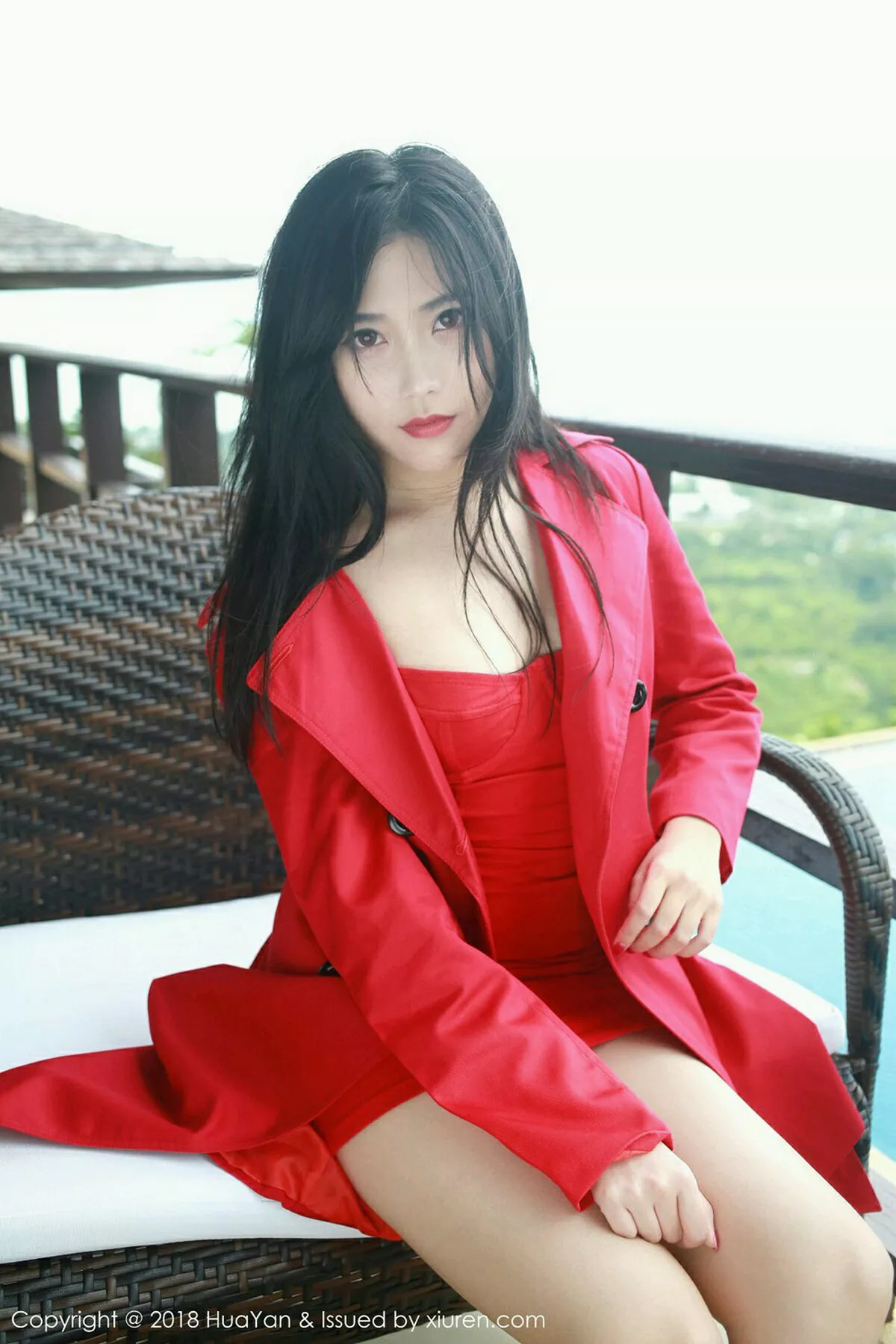 秀人集.com_[HuaYan花の颜]Vol.056_嫩模许诺Sabrina苏梅岛旅拍性感红色风衣秀白嫩美腿写真34P
