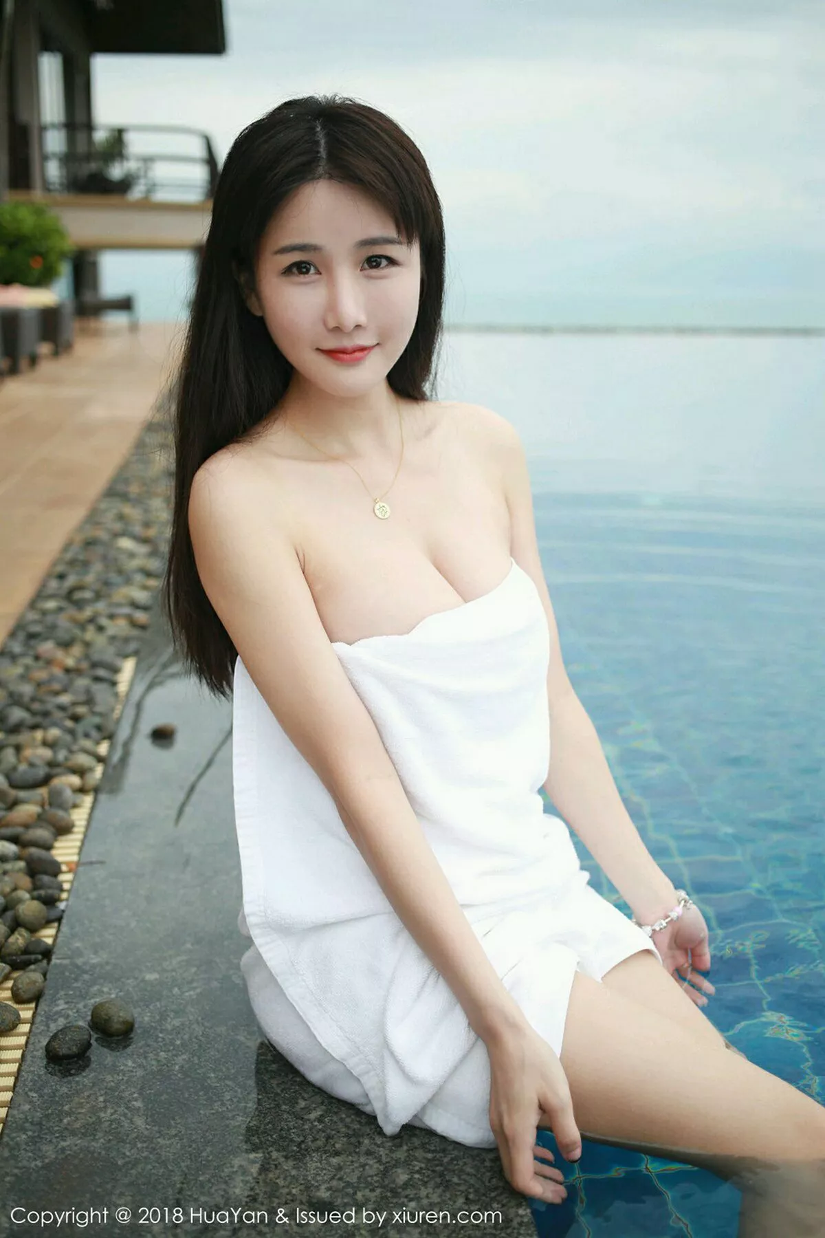 秀人集.com_[HuaYan花の颜]Vol.057_嫩模小沫琳苏梅岛旅拍泳池里白色浴巾裹身秀豪乳诱惑写真40P