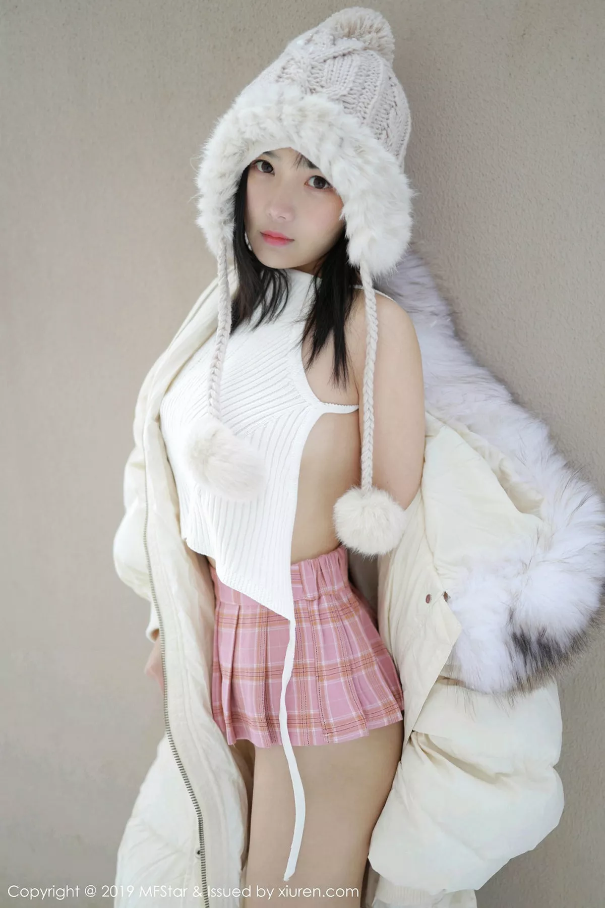 秀人集.com_[MFStar模范学院]Vol.246_嫩模徐微微mia北海道旅拍室外冰天雪地街头主题性感写真61P