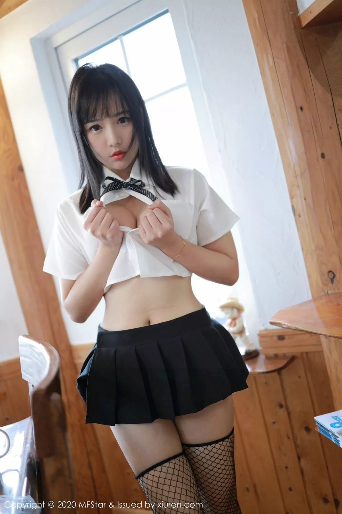 秀人集.com_[MFStar模范学院]Vol.255_女神徐微微mia日本旅拍私房黑短裙露丁字裤翘臀诱惑写真52P
