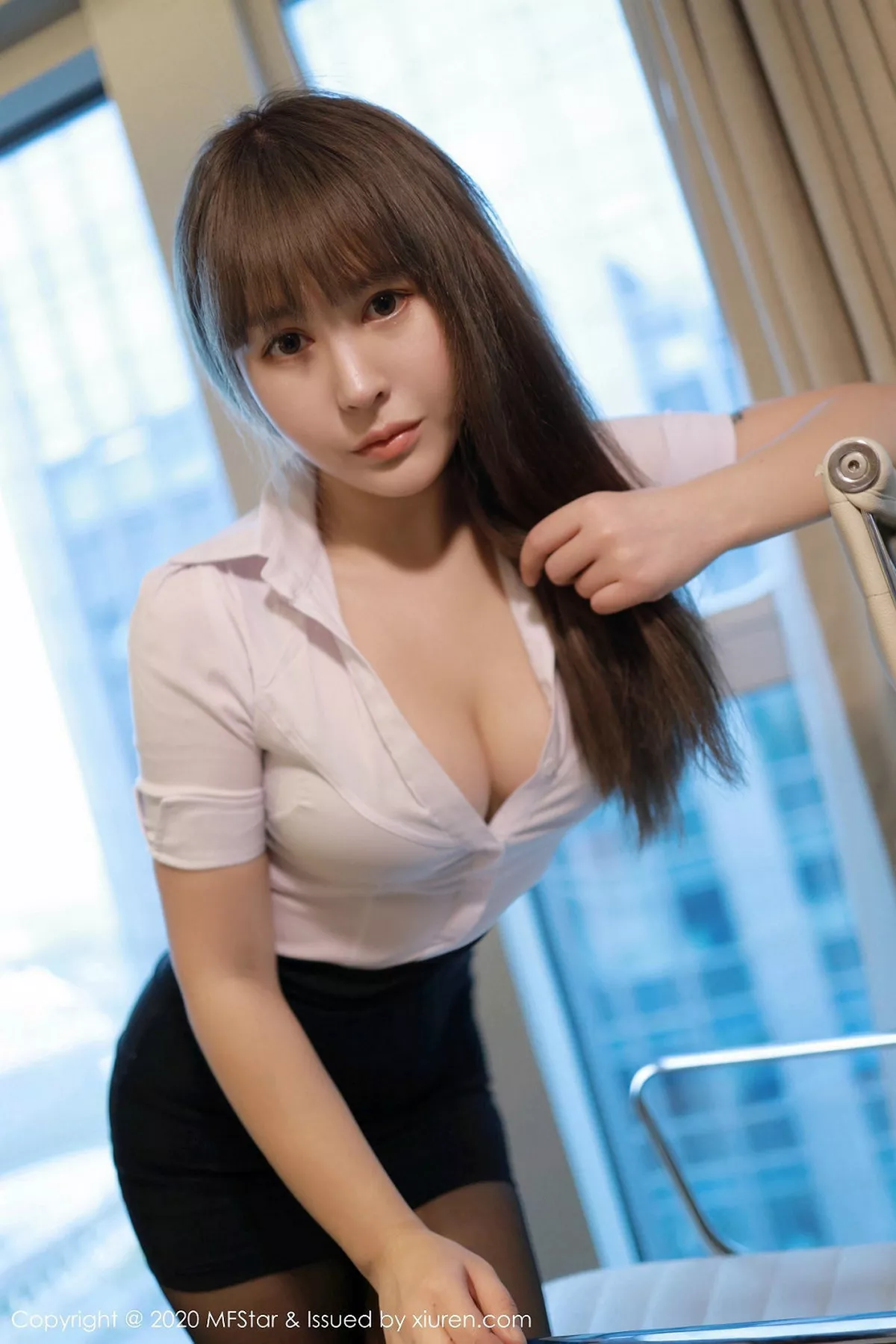 秀人集.com_[MFStar模范学院]Vol.257_嫩模Evelyn艾莉职场秘书制服白衬衣露豪乳半球诱惑写真70P