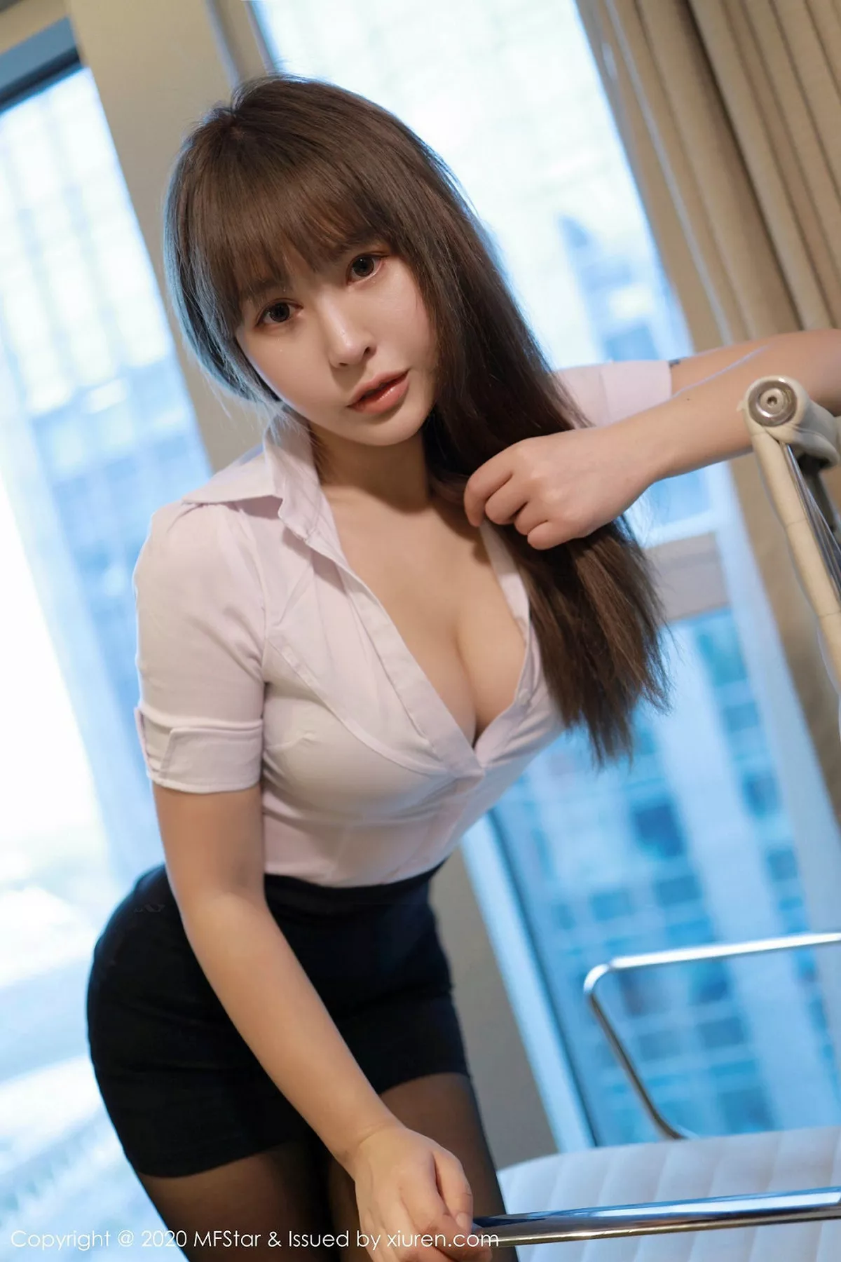 秀人集.com_[MFStar模范学院]Vol.257_嫩模Evelyn艾莉职场秘书制服白衬衣露豪乳半球诱惑写真70P