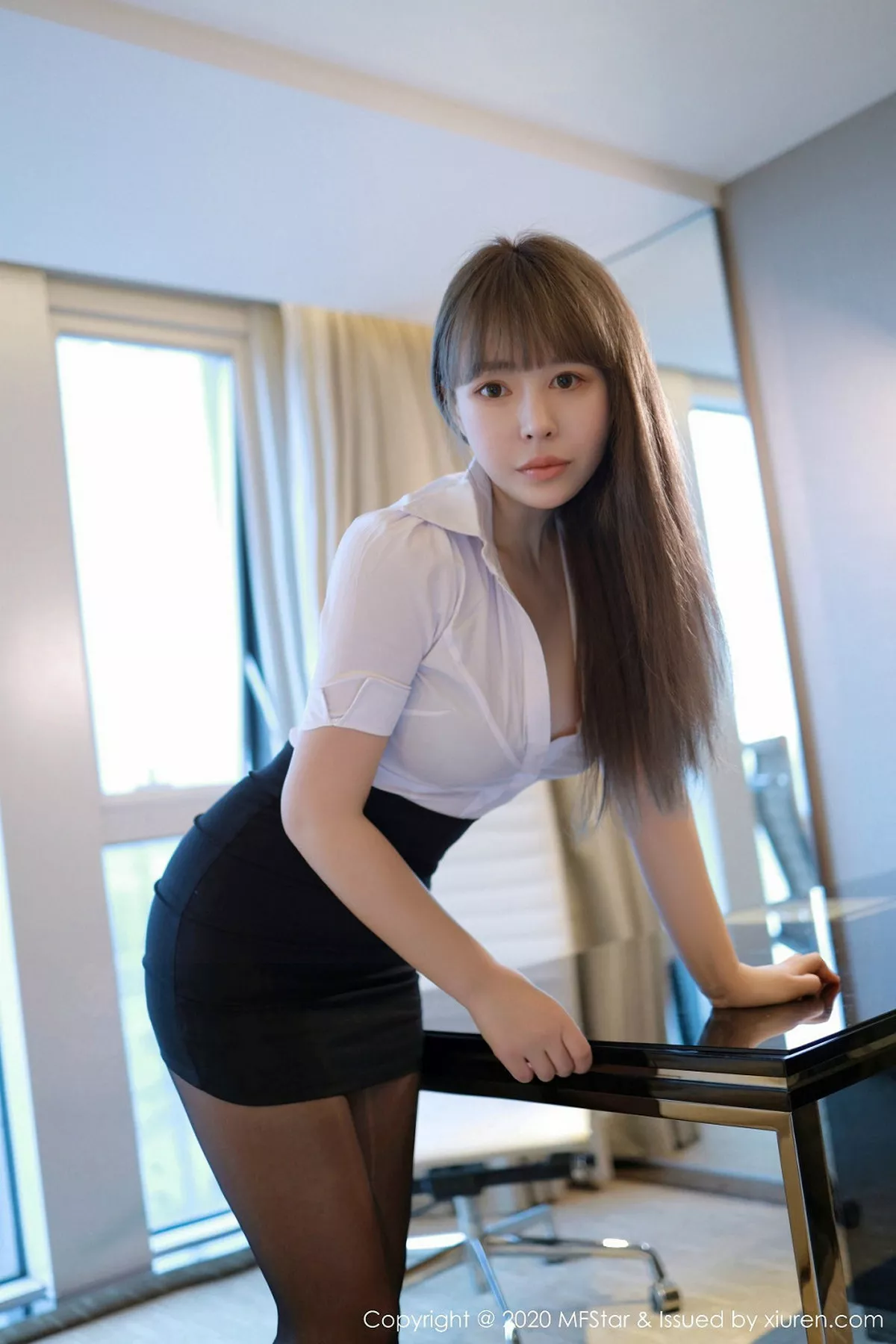 秀人集.com_[MFStar模范学院]Vol.257_嫩模Evelyn艾莉职场秘书制服白衬衣露豪乳半球诱惑写真70P