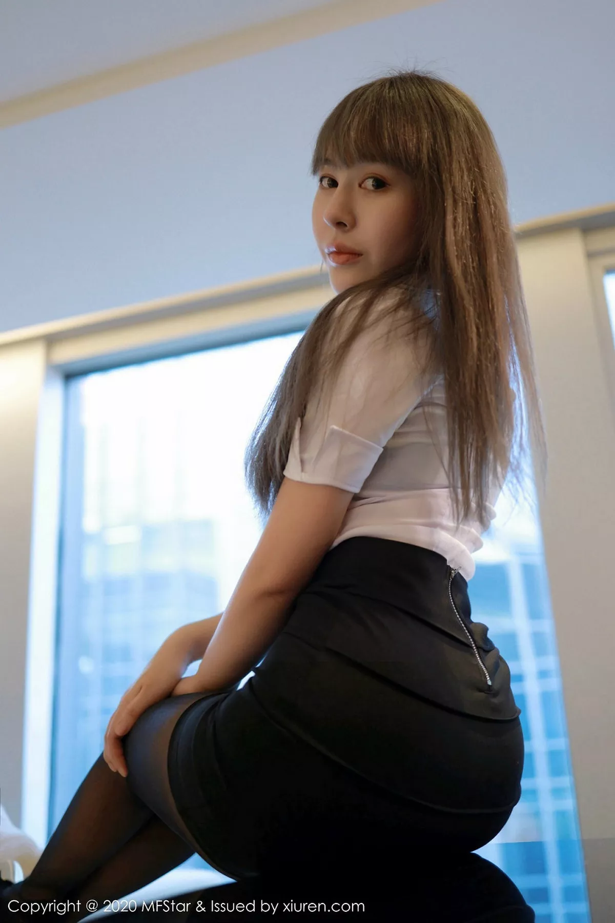 秀人集.com_[MFStar模范学院]Vol.257_嫩模Evelyn艾莉职场秘书制服白衬衣露豪乳半球诱惑写真70P